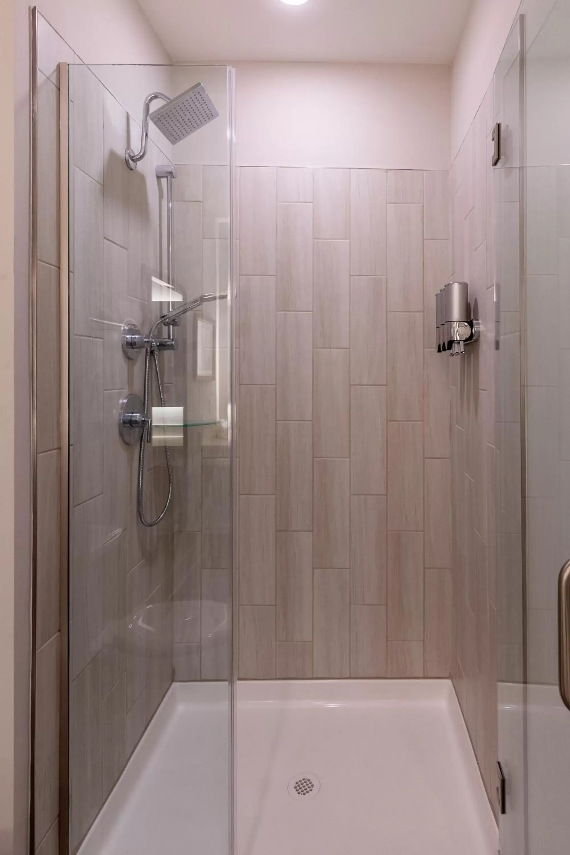 Shower, Bathroom in Lakeside Lodge Clemson