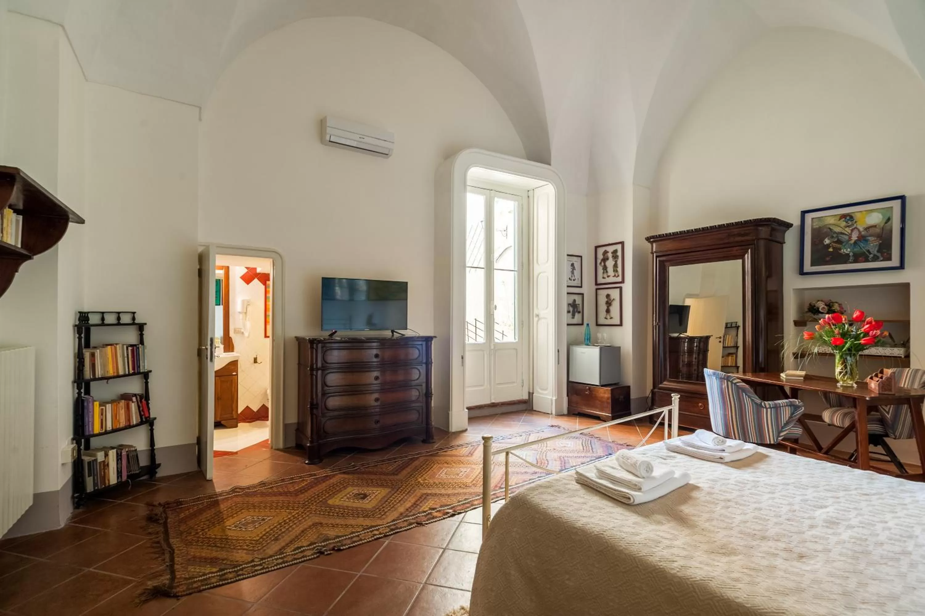 Photo of the whole room, Bed in Palazzo Bernardini Suites