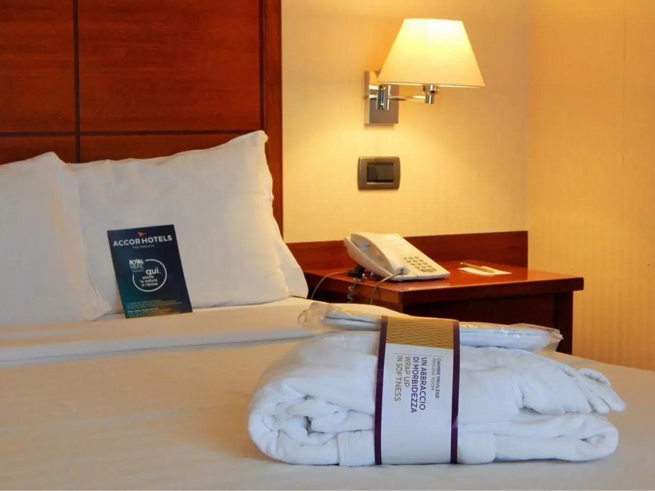 Bed in Mercure Leonardo da Vinci Rome Airport