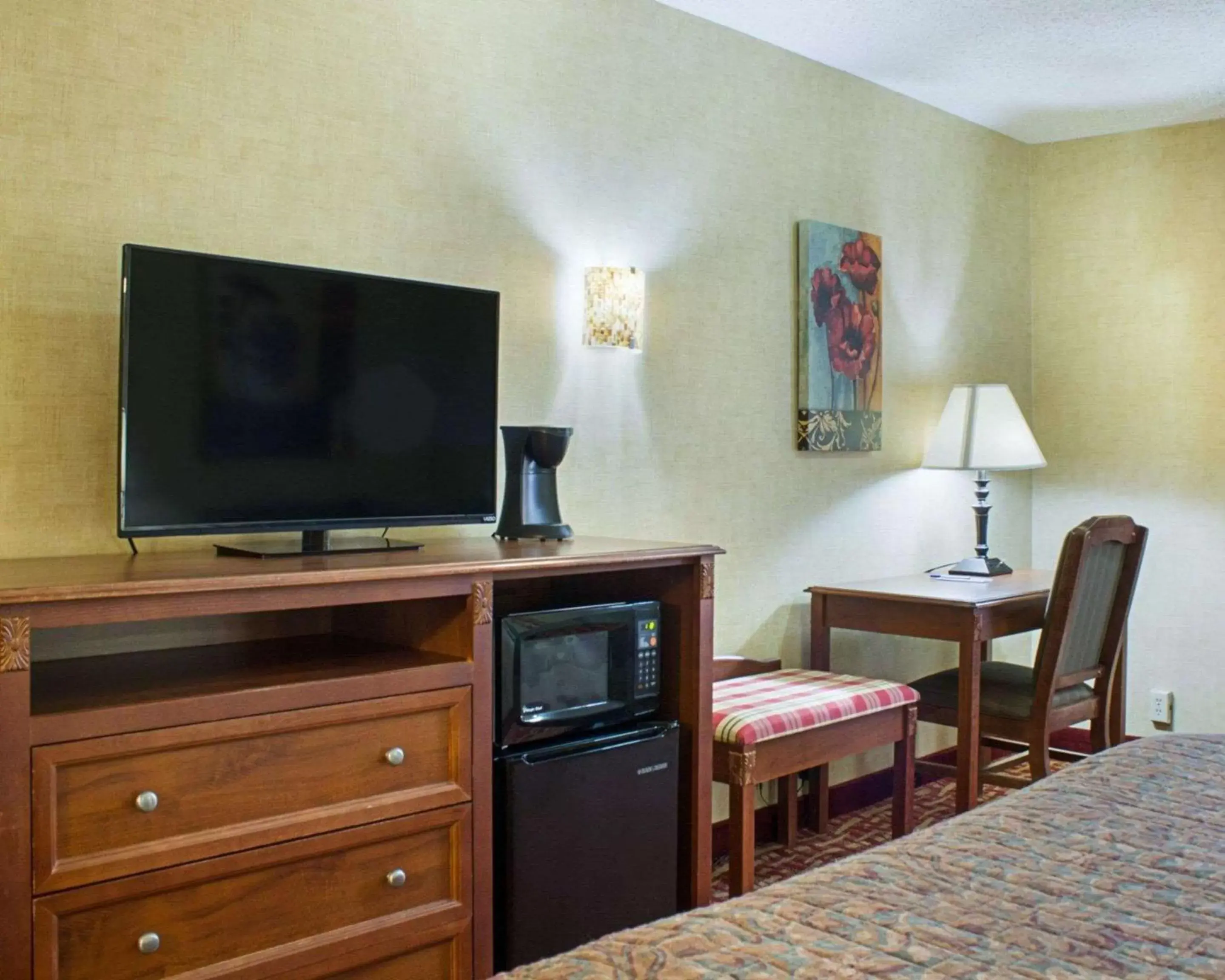 Photo of the whole room, TV/Entertainment Center in Rodeway Inn Columbia Mall Loop