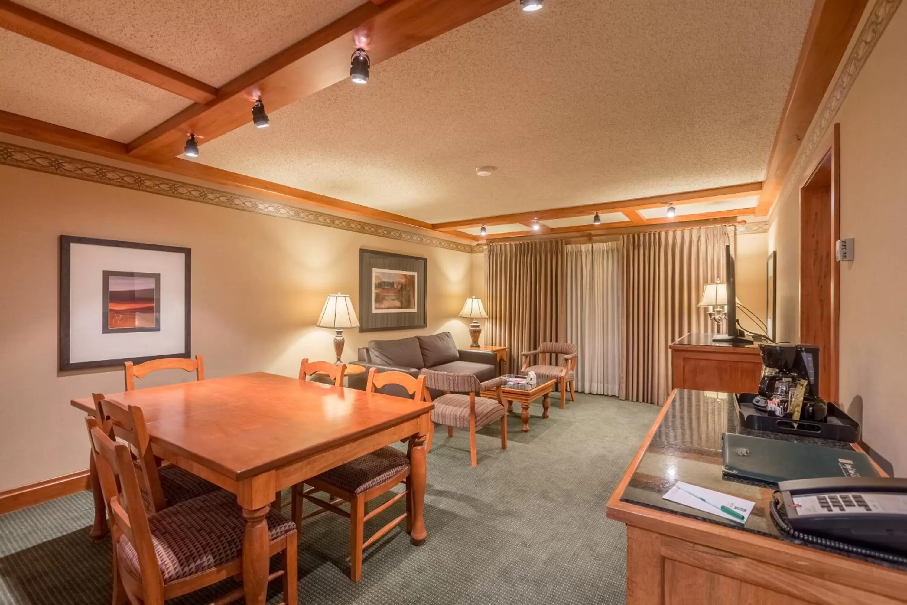 Coffee/tea facilities in Banff Park Lodge