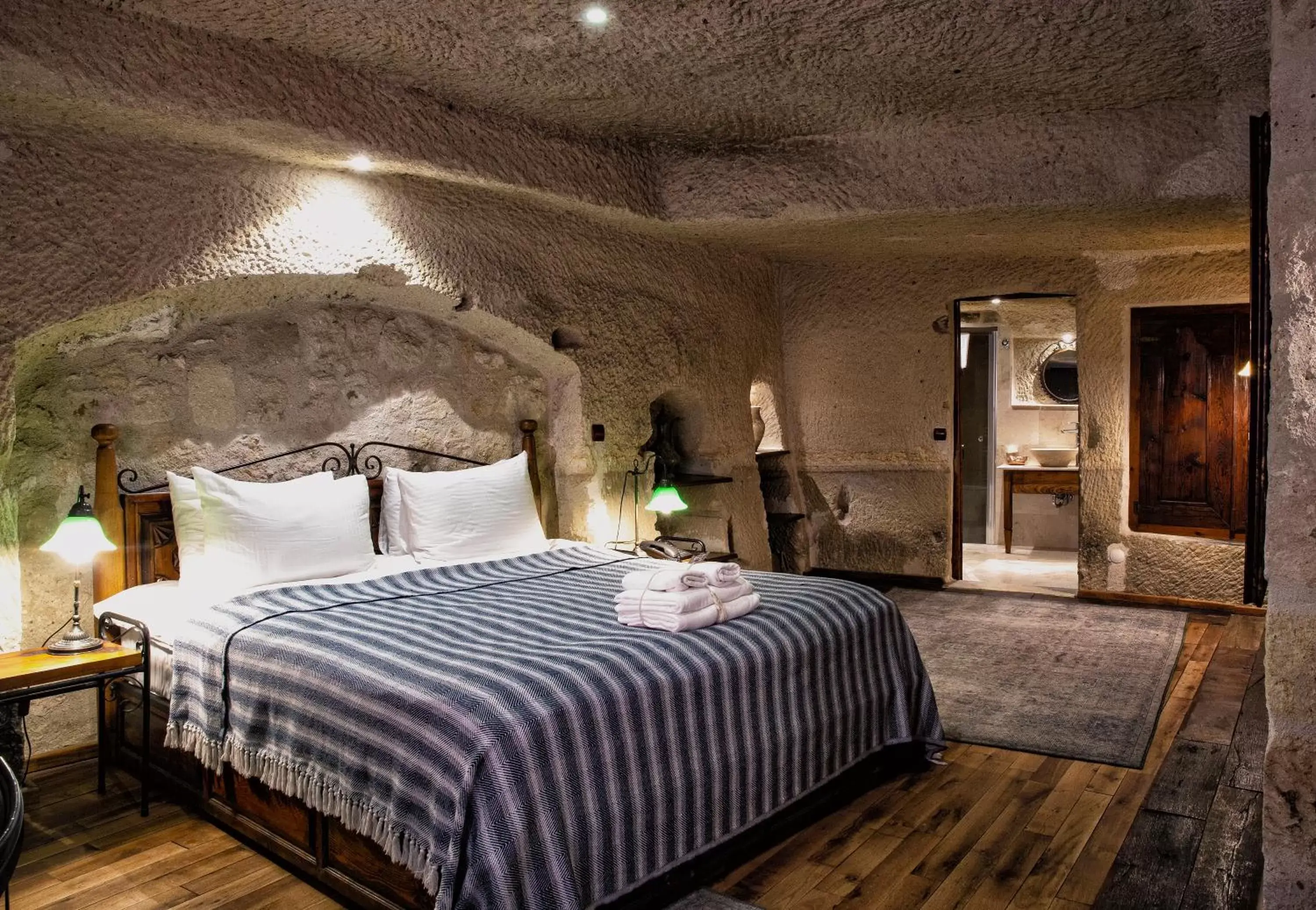 Photo of the whole room, Bed in Aza Cave Cappadocia