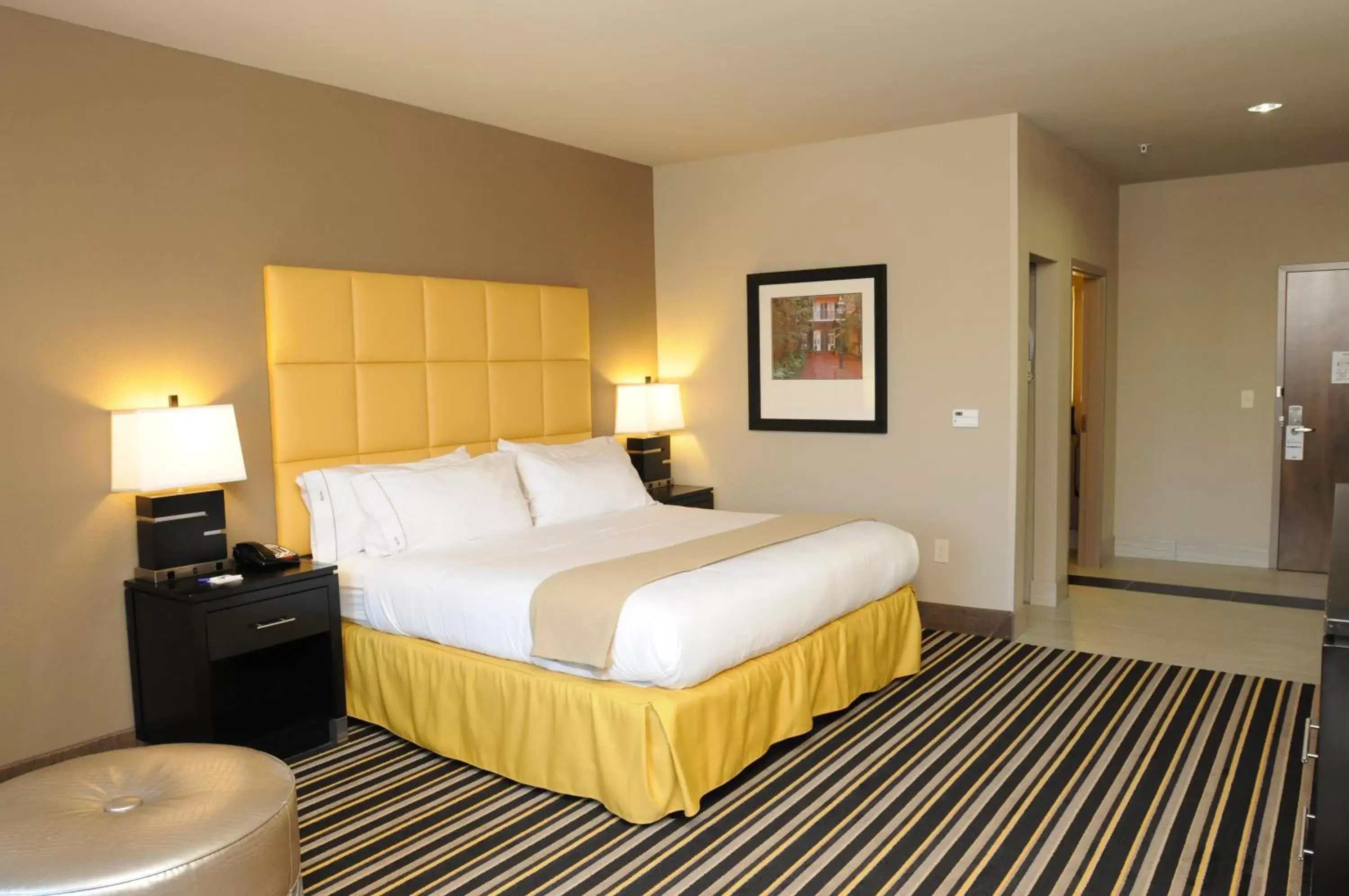 Photo of the whole room, Bed in Holiday Inn Express Covington-Madisonville, an IHG Hotel