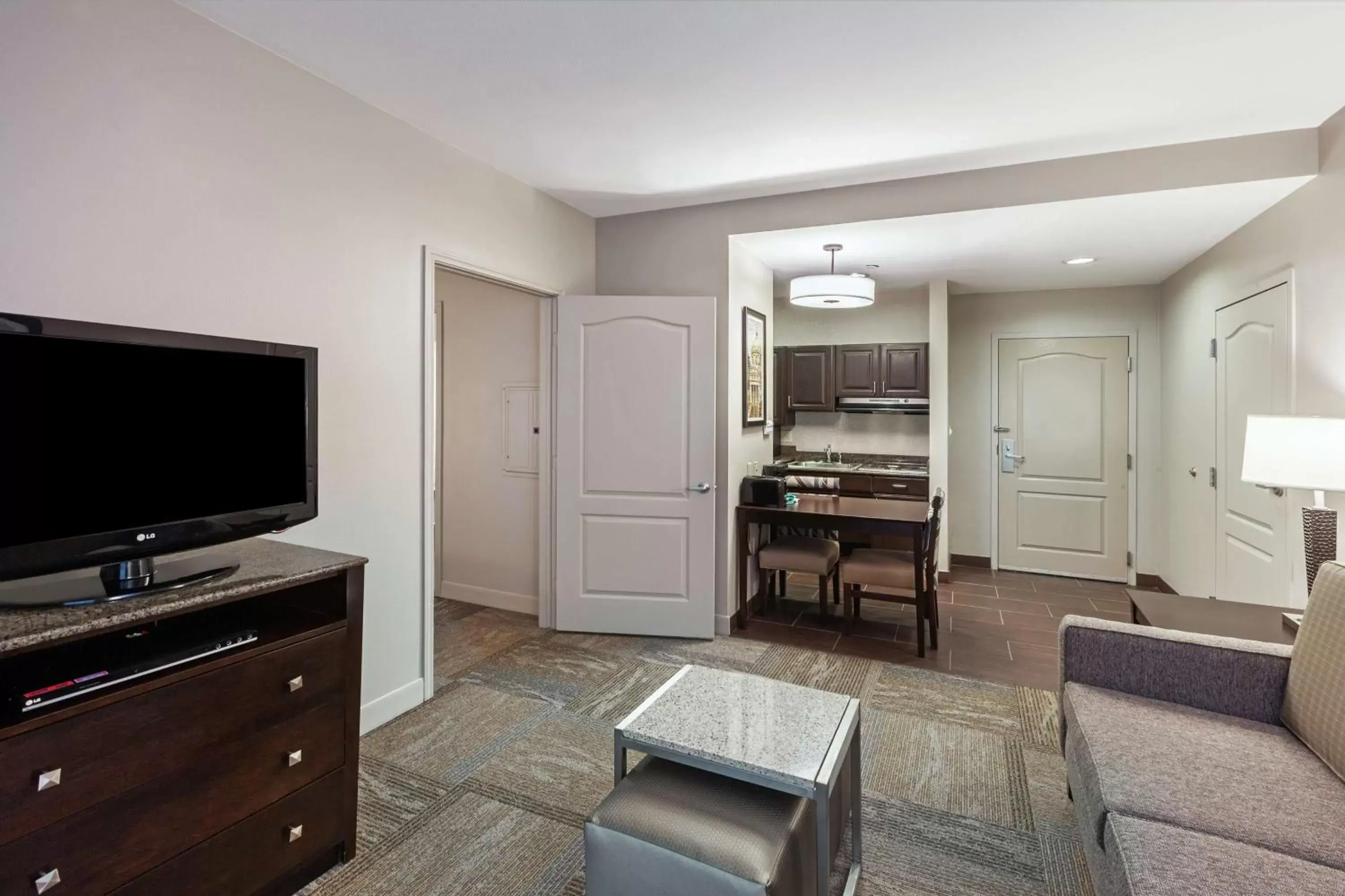 Bedroom, TV/Entertainment Center in Homewood Suites by Hilton Waco