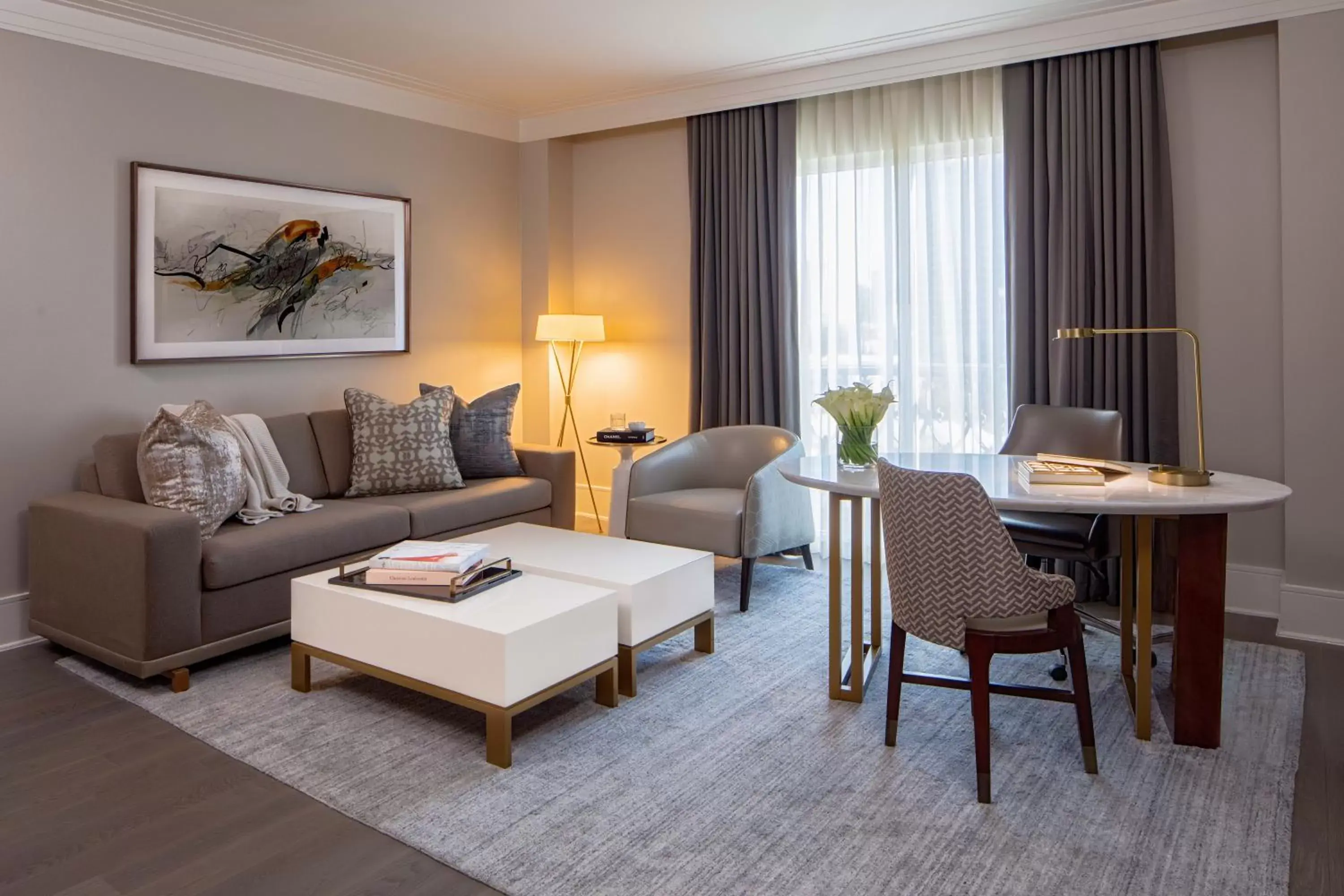 Living room, Seating Area in Hotel Crescent Court