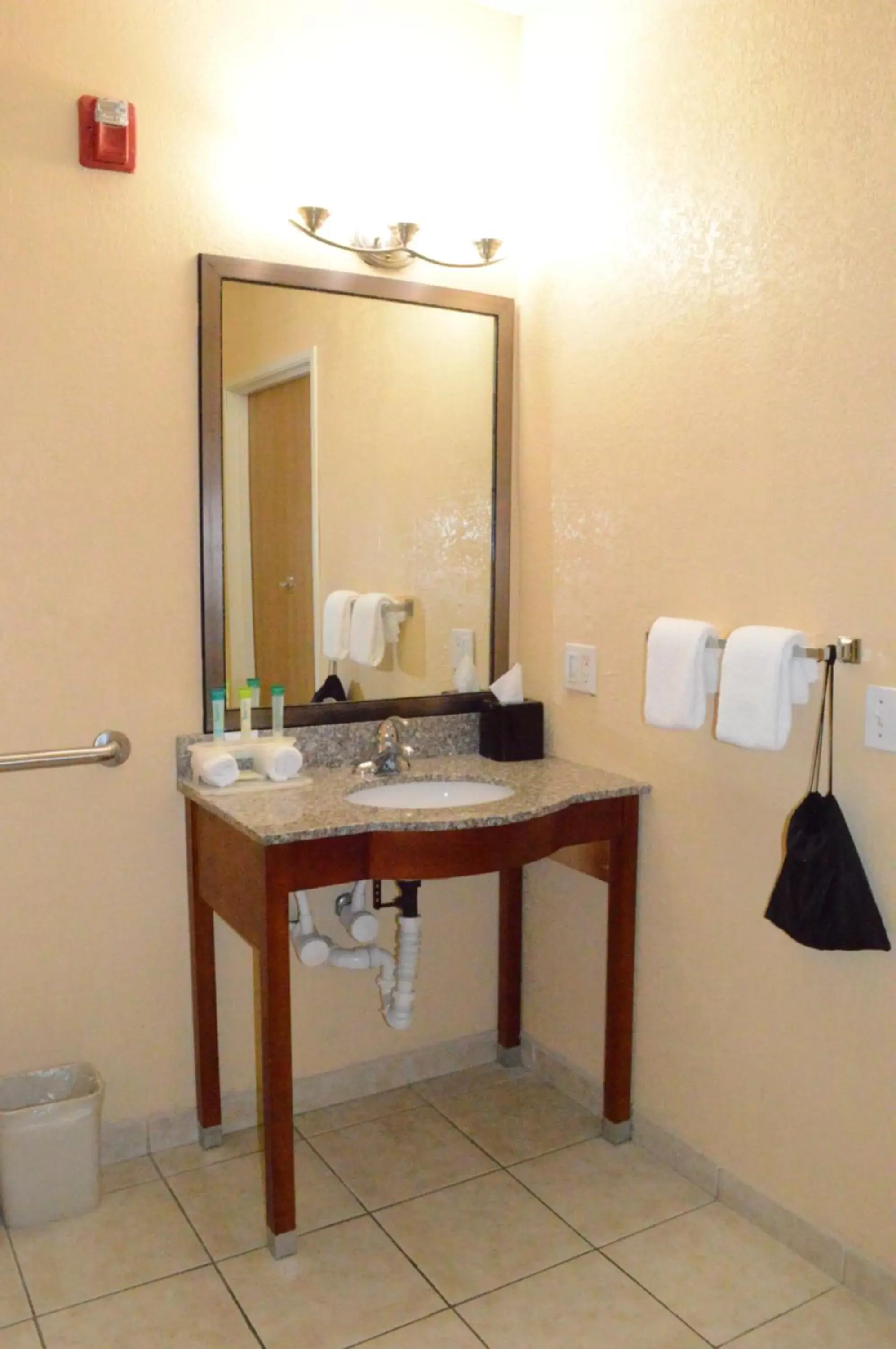 Bathroom in First Choice Inns at the Swell