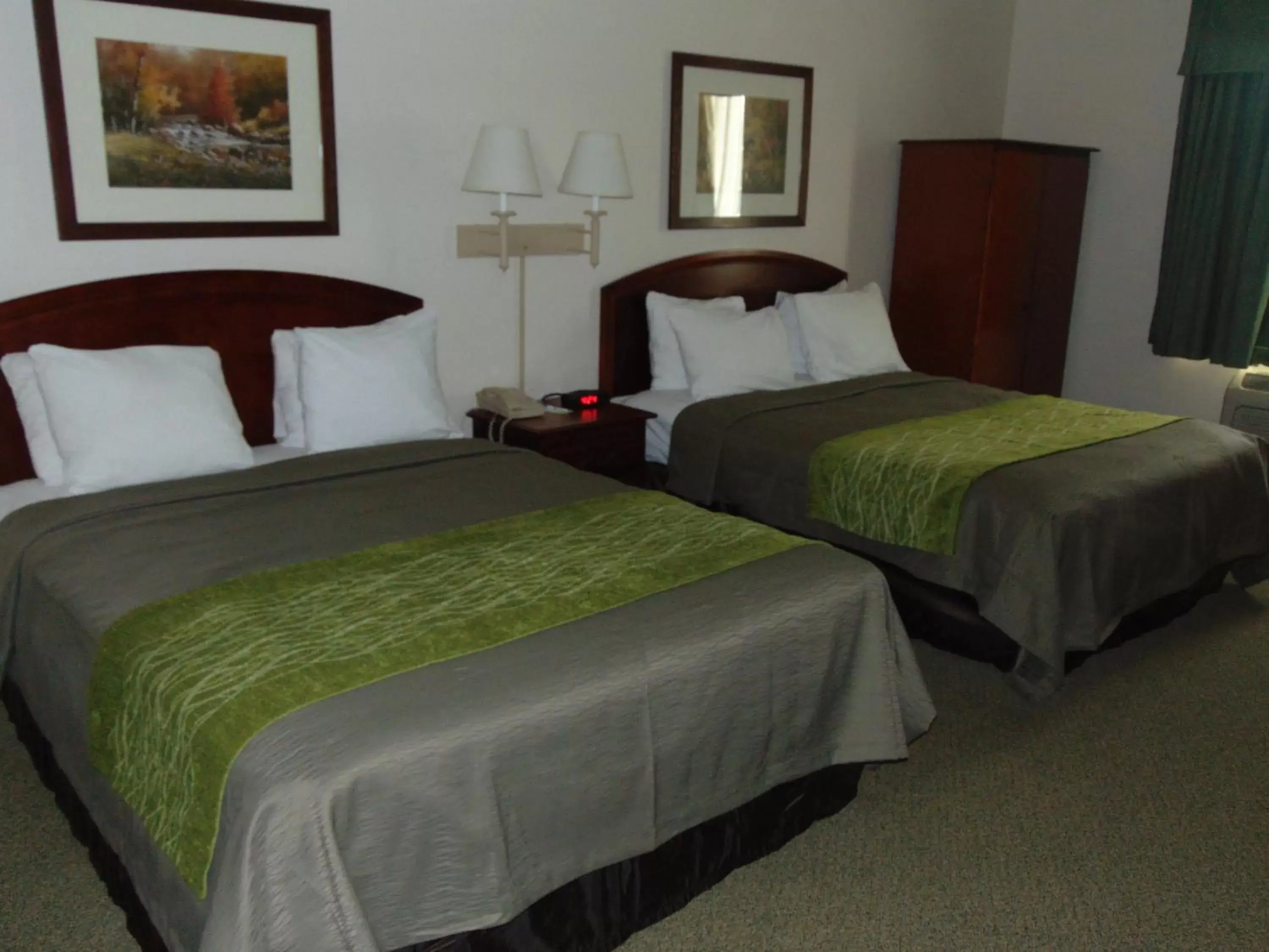 Deluxe Queen Room - Disability Access/Non-Smoking in Days Inn by Wyndham Pentwater