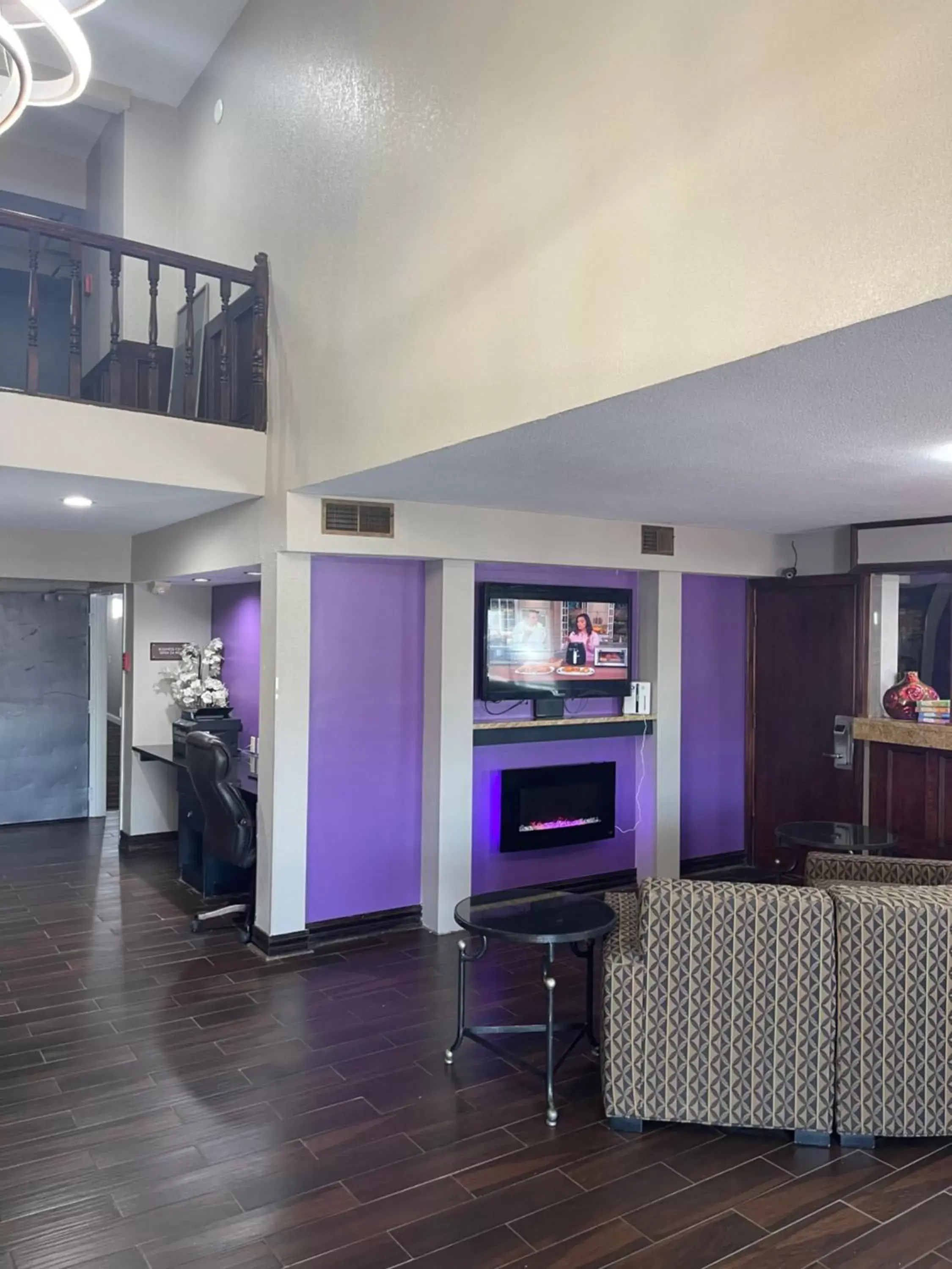 TV and multimedia in Baymont by Wyndham Bellevue - Omaha