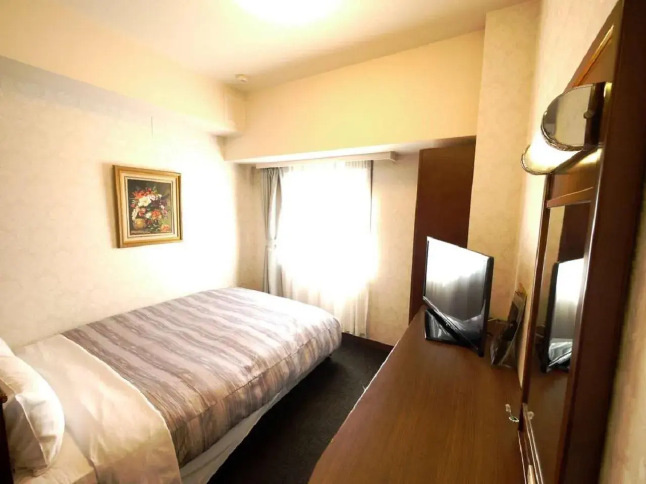 Bed, Room Photo in Hotel Route-Inn Yokohama Bashamichi