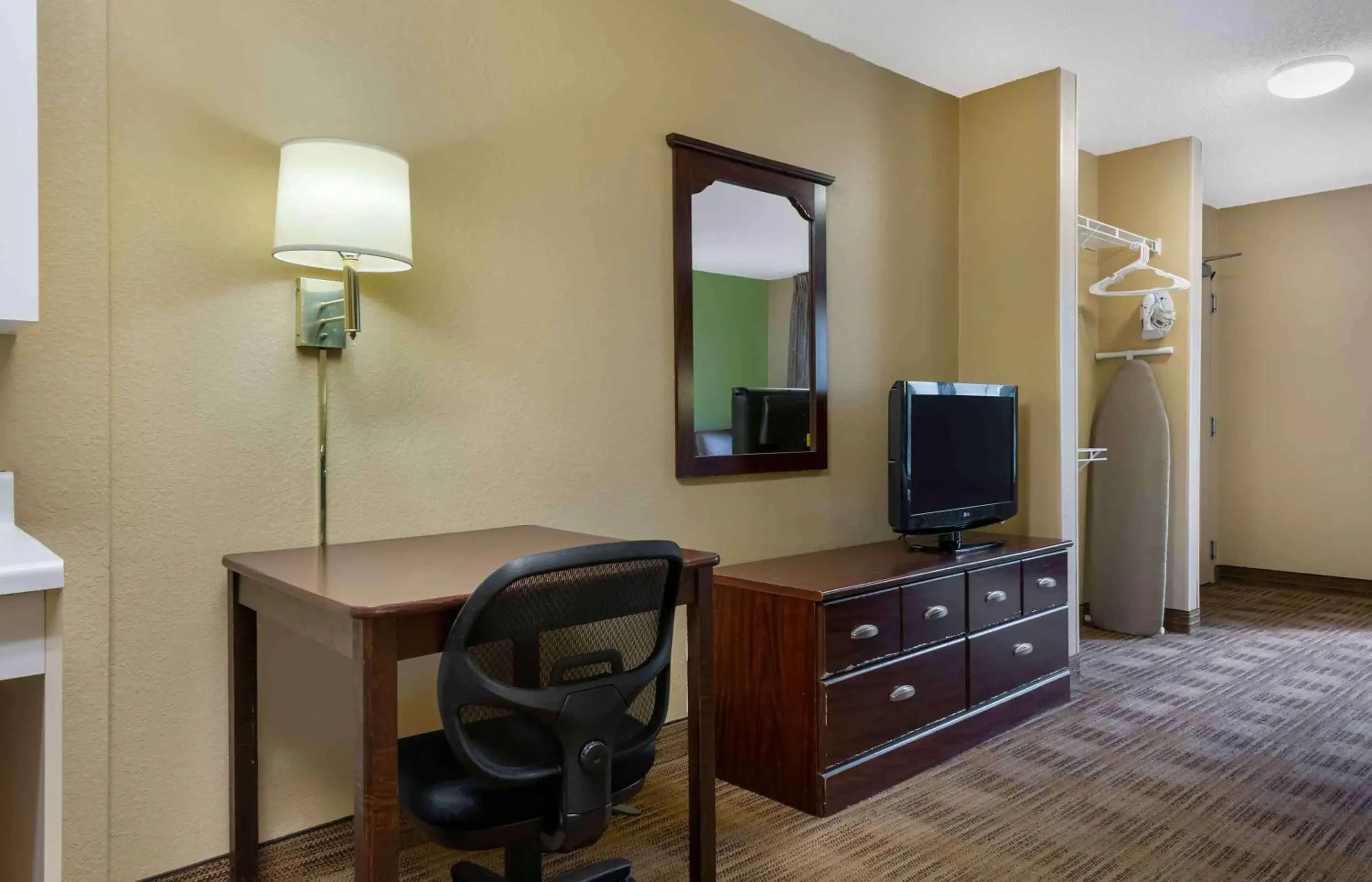 Bedroom, TV/Entertainment Center in Extended Stay America Suites - Gainesville - I-75