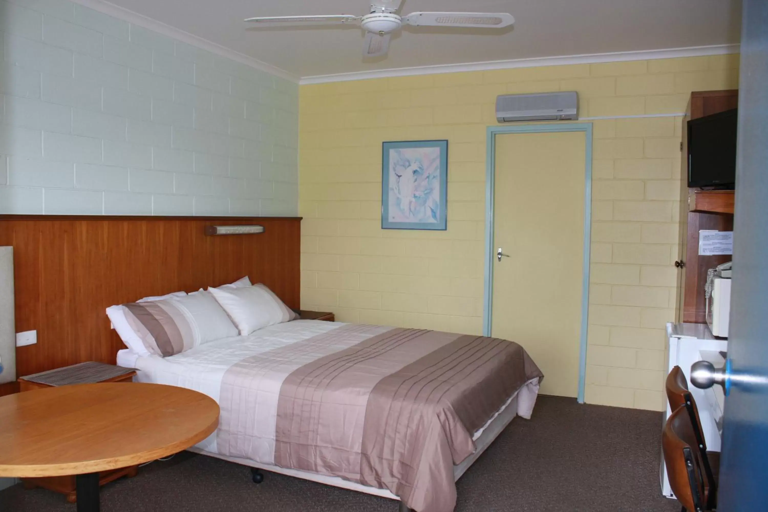 Photo of the whole room, Bed in Opal Motel