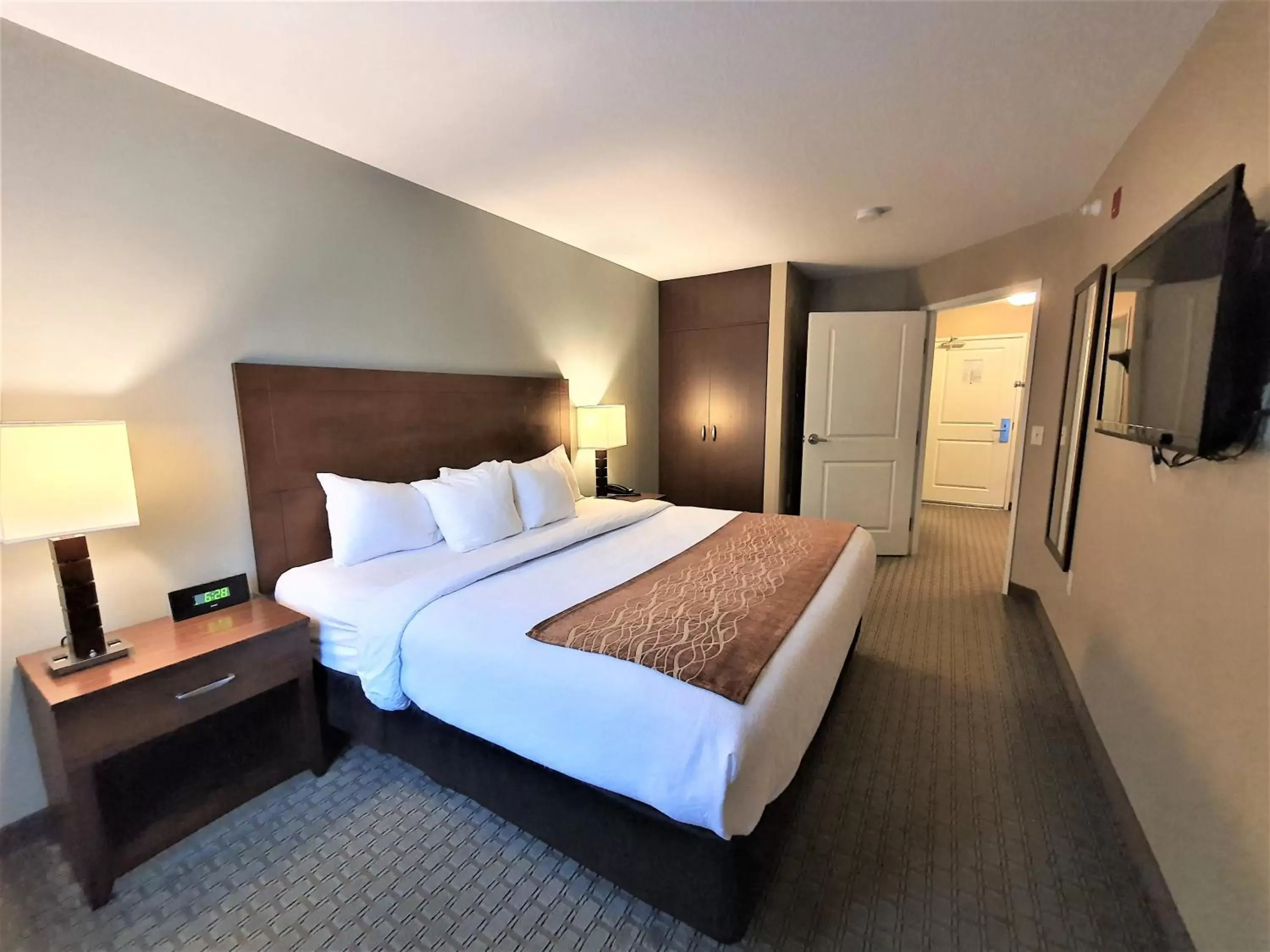 Bed in AmeriVu Inn and Suites - Chisago City