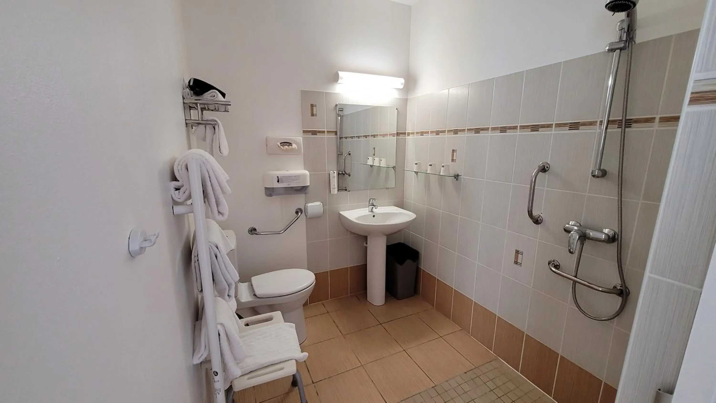 Bathroom in Hotel Le Valois, Cognac Centre