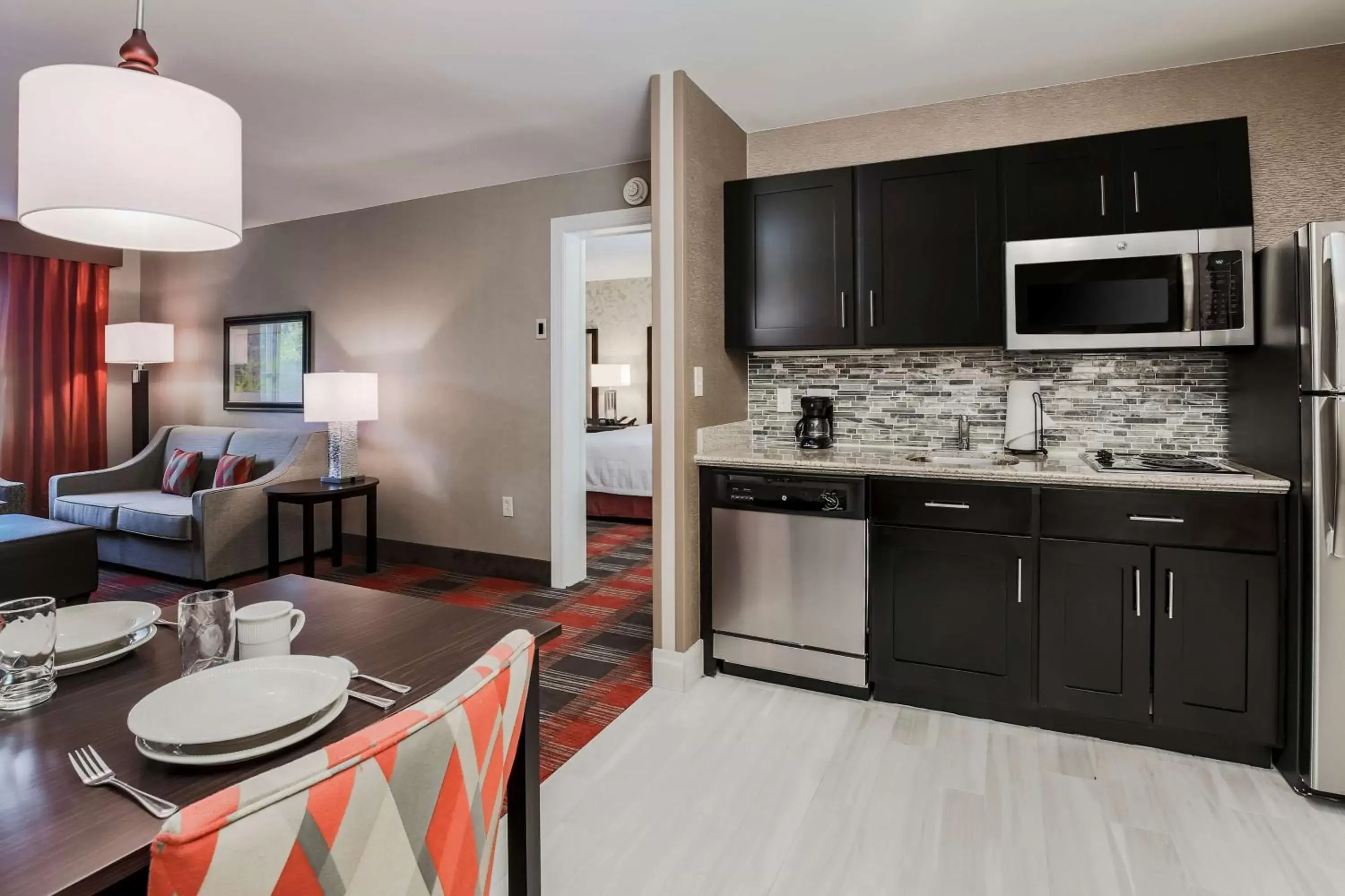 Living room, Kitchen/Kitchenette in Homewood Suites by Hilton Long Island-Melville