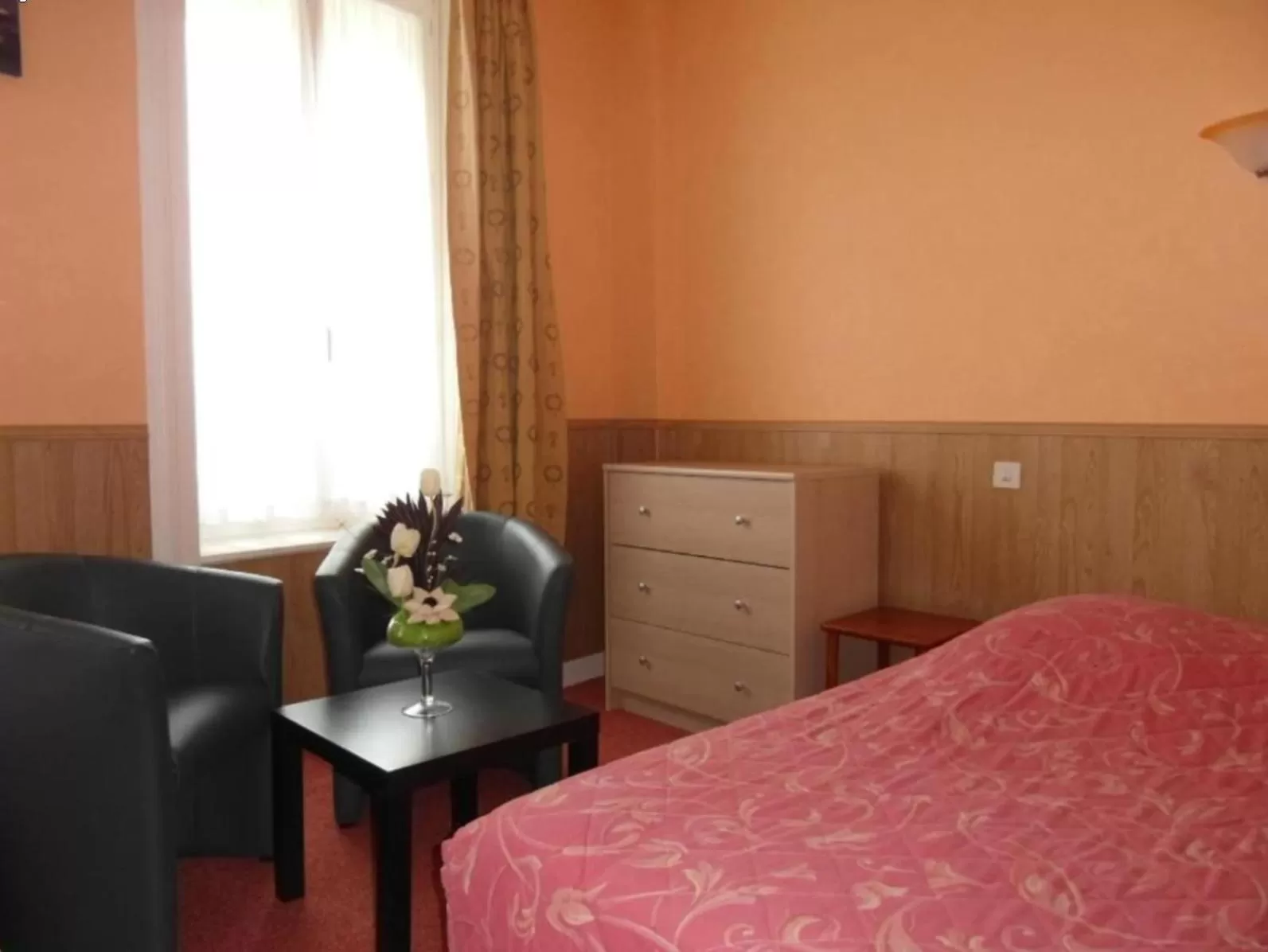 Quadruple Room with Shower in Hôtel de la Gare