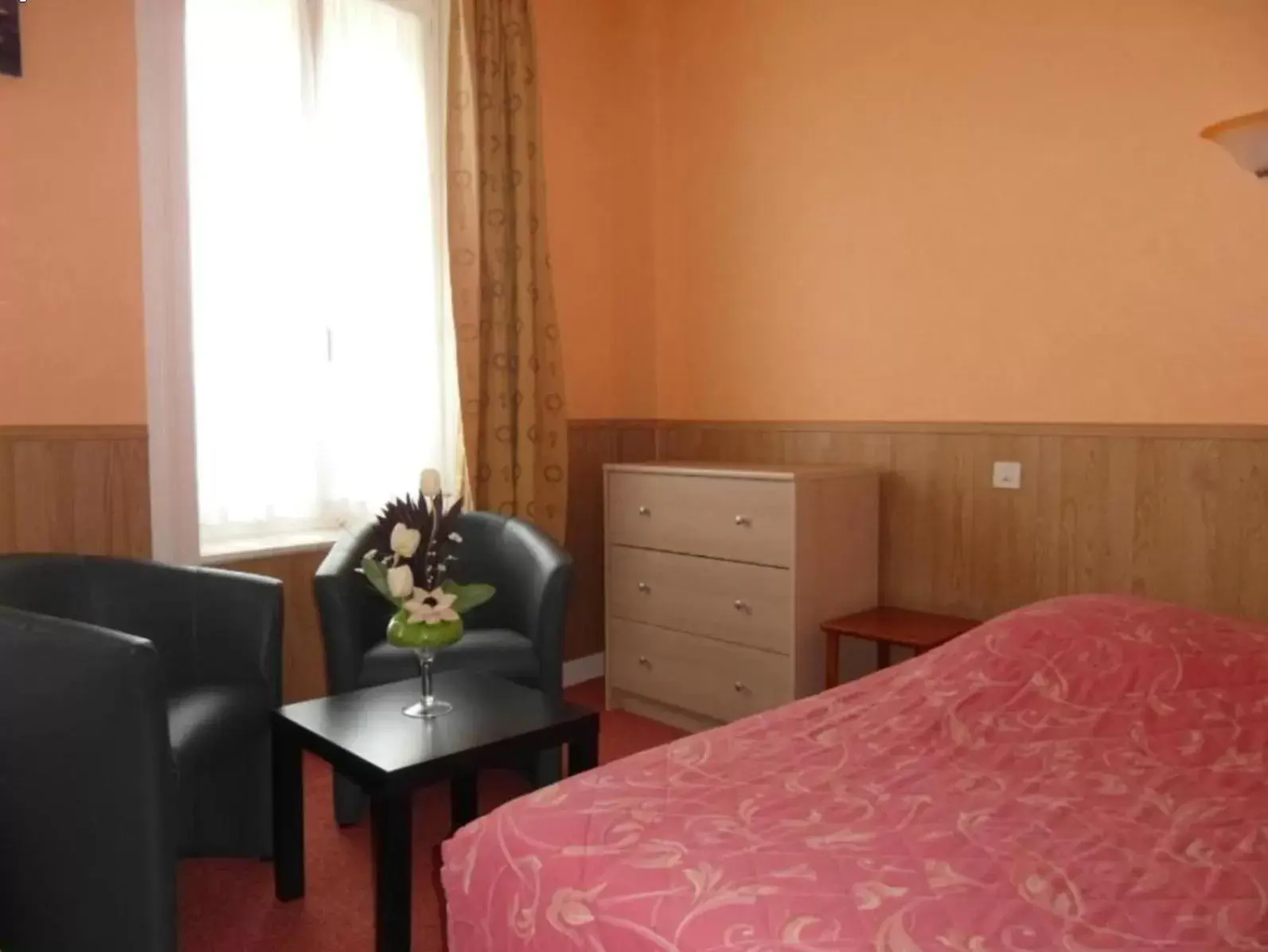 Quadruple Room with Shower in Hôtel de la Gare Quadruple Room with Shower in Hôtel de la Gare