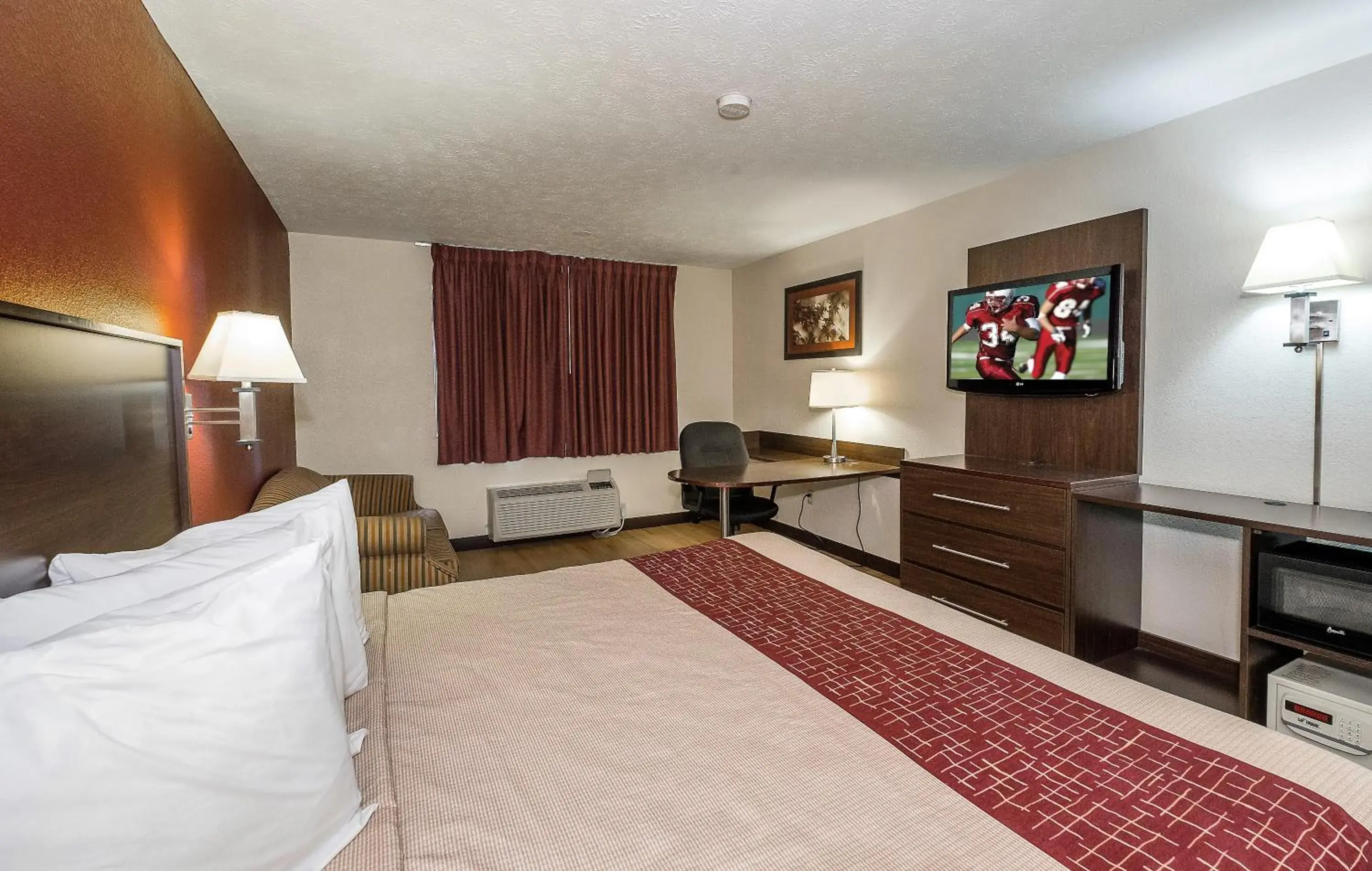 Photo of the whole room, TV/Entertainment Center in Red Roof Inn & Suites Hermitage