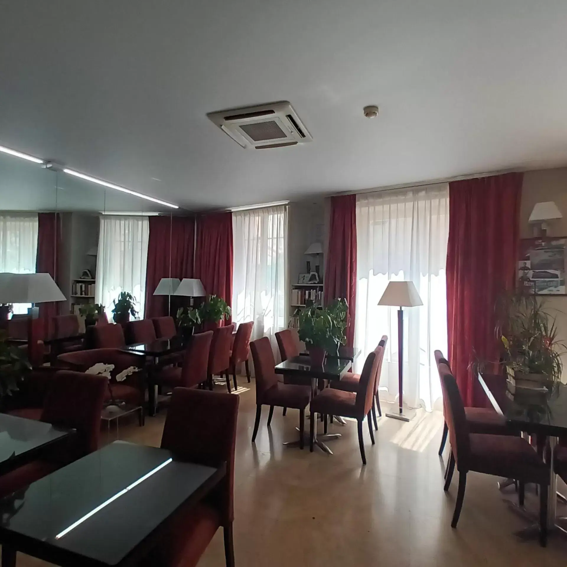 Communal lounge/ TV room, Restaurant/Places to Eat in Hotel Capitole