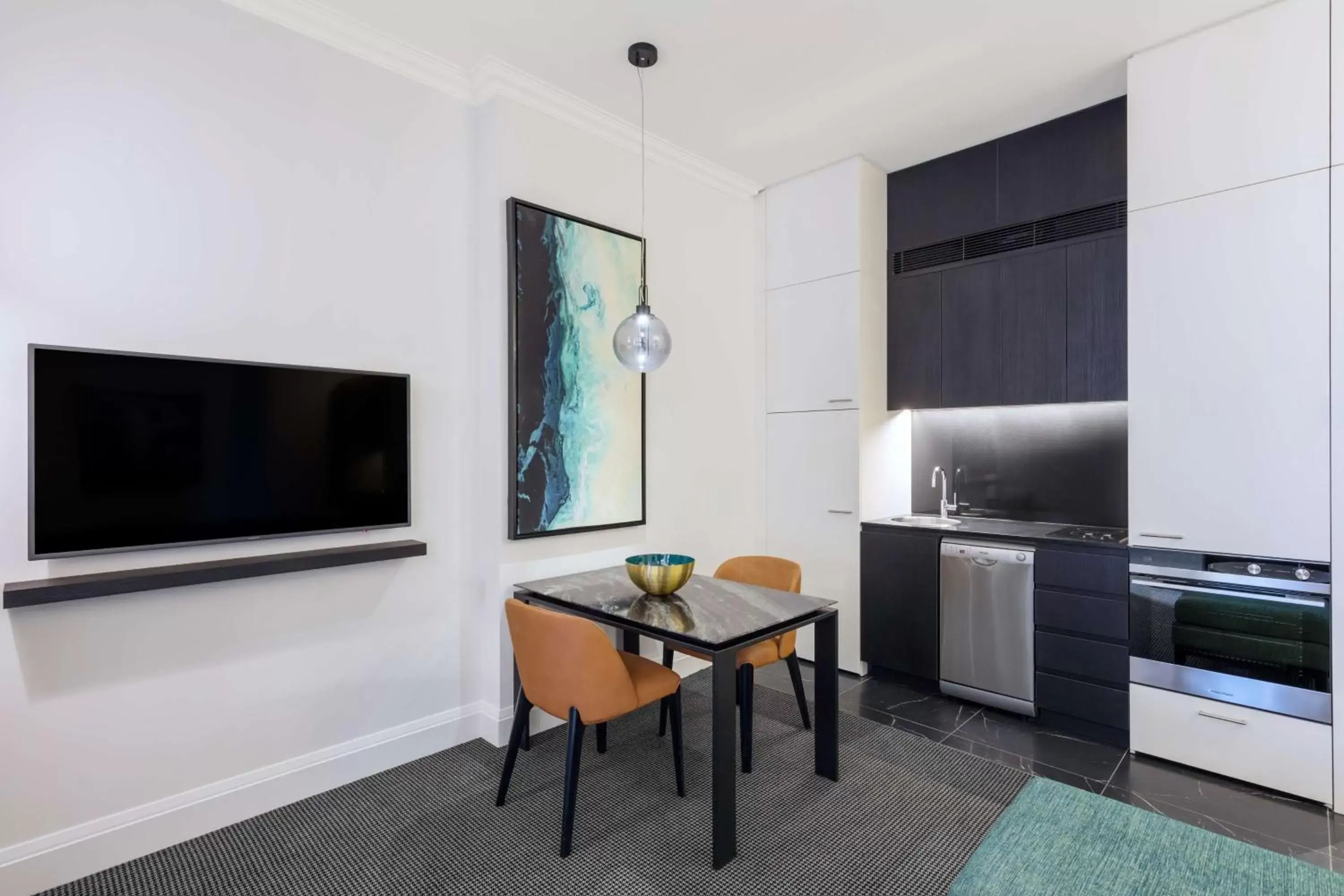 Kitchen or kitchenette, TV/Entertainment Center in Adina Apartment Hotel Brisbane