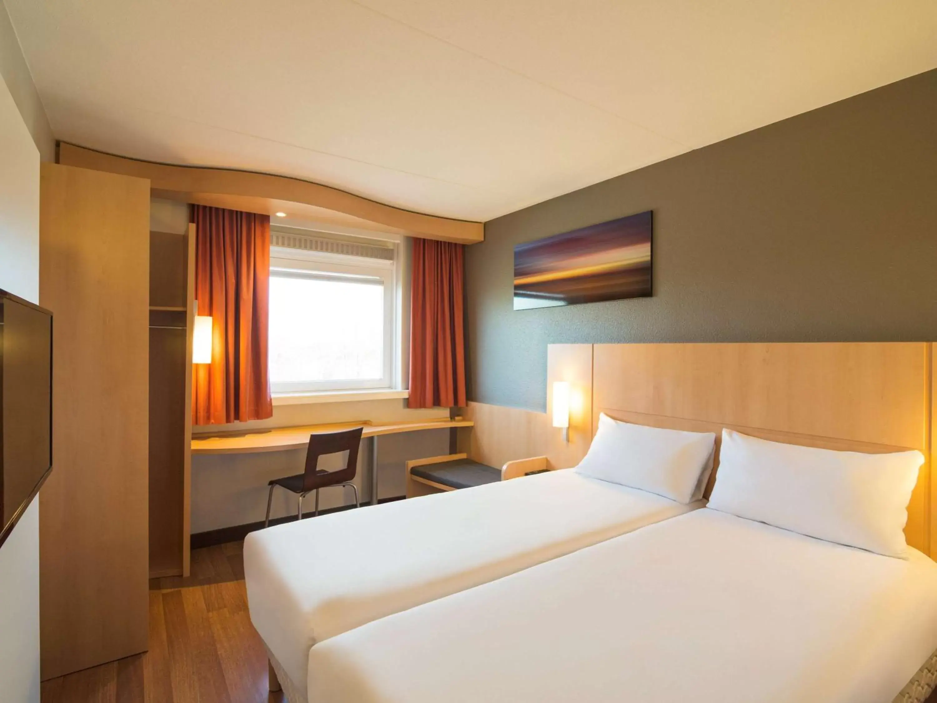 Photo of the whole room, Bed in ibis Utrecht