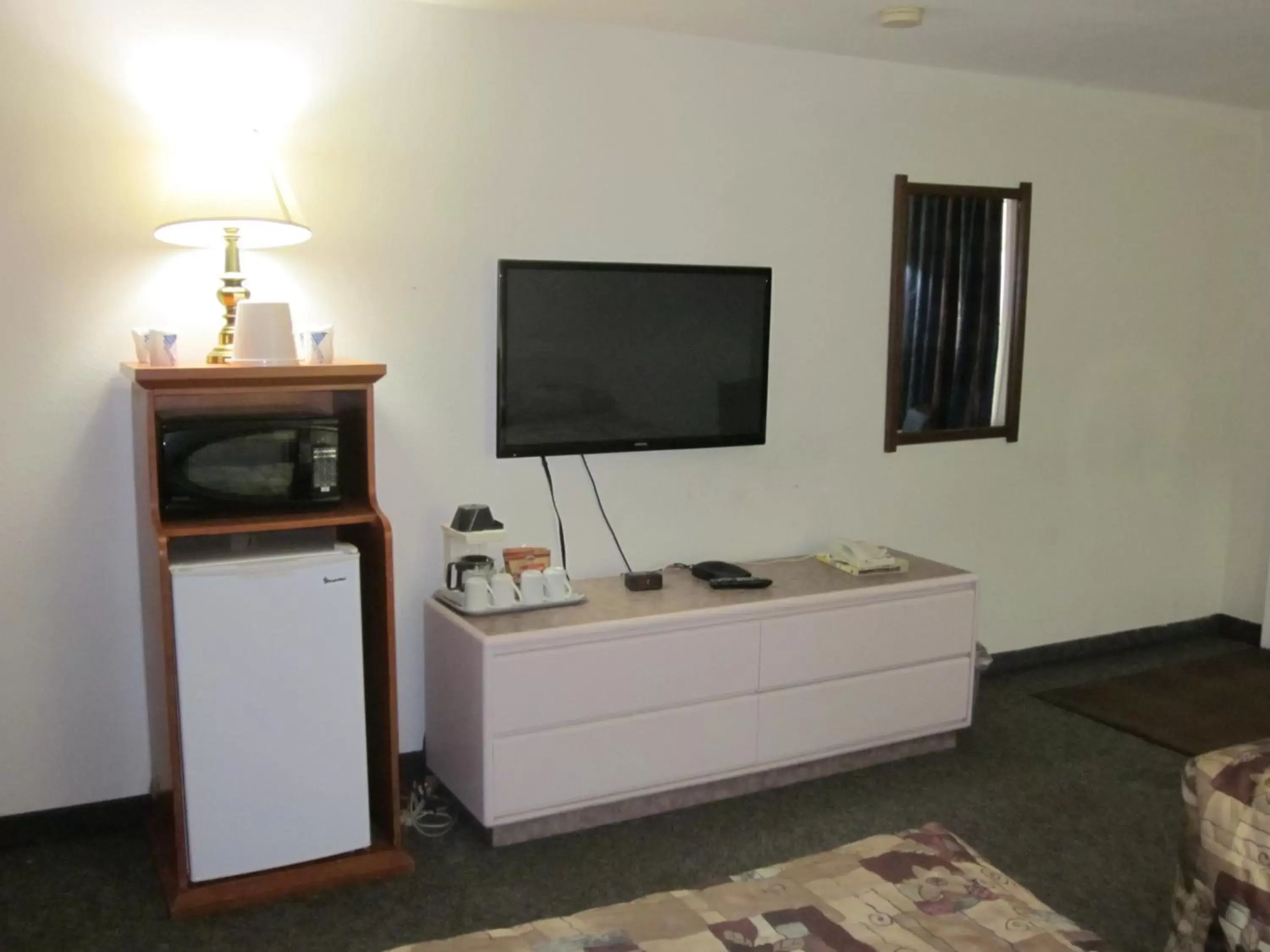 TV/Entertainment Center in Chinook Motel