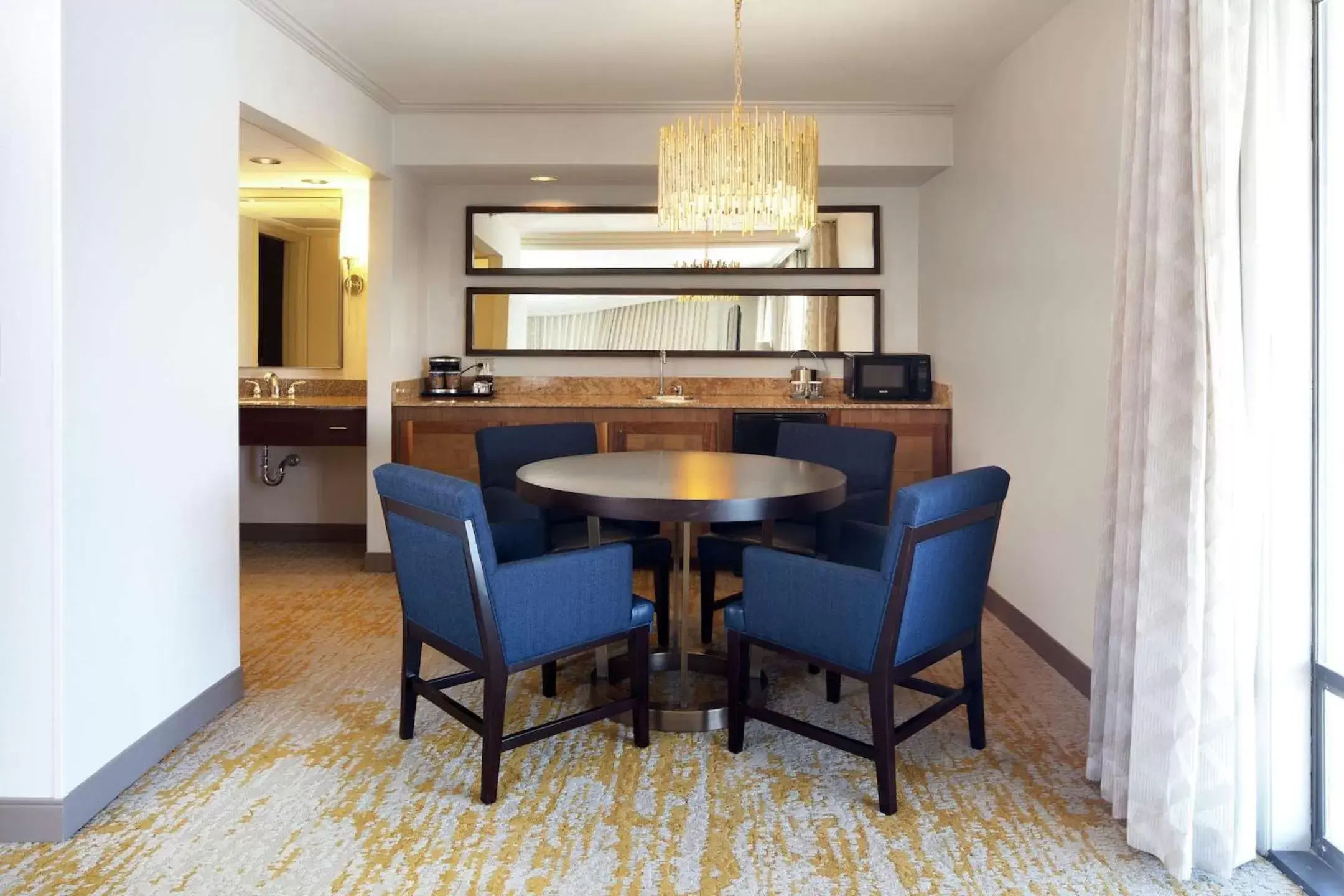 Kitchen or kitchenette, Dining Area in DoubleTree by Hilton Ontario Airport
