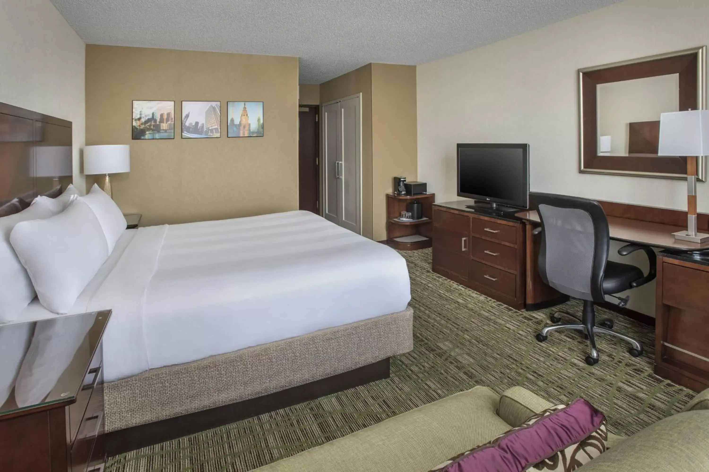 Photo of the whole room, Bed in Philadelphia Airport Marriott