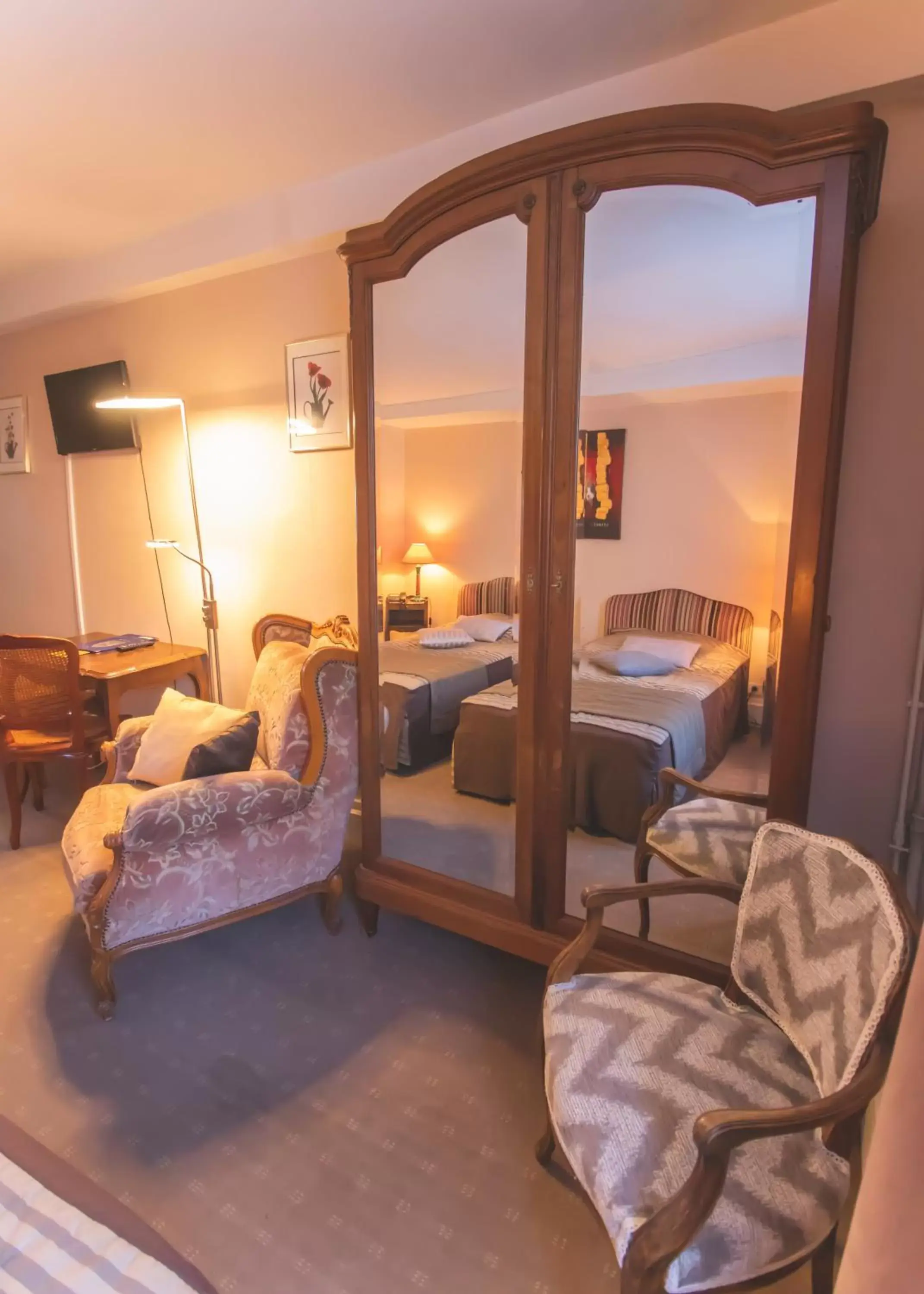 Bedroom, Seating Area in Hôtel De La Banniere De France