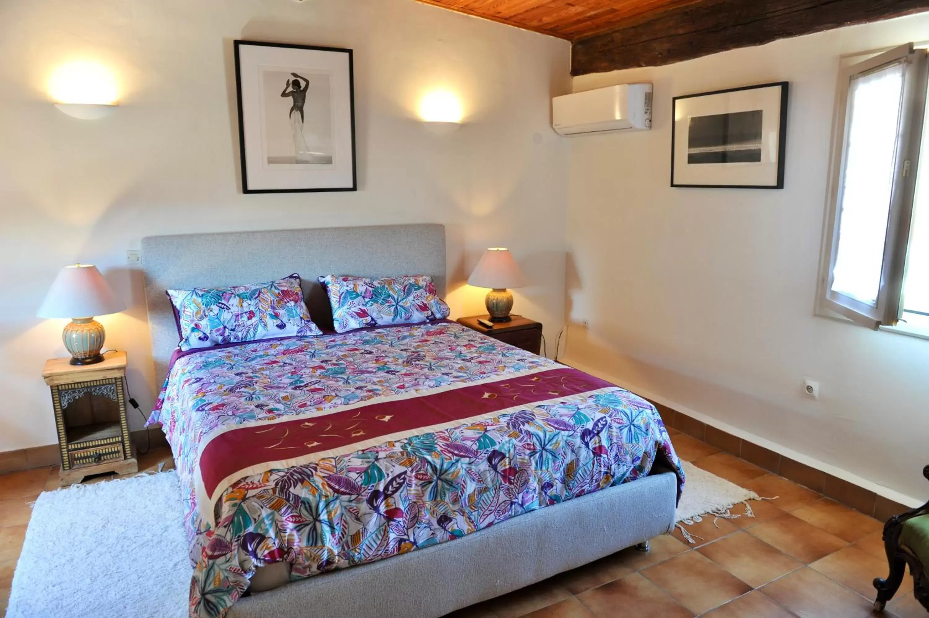 Photo of the whole room, Bed in Loft Apartment , La Terrasse Centre Ville d'Arles,