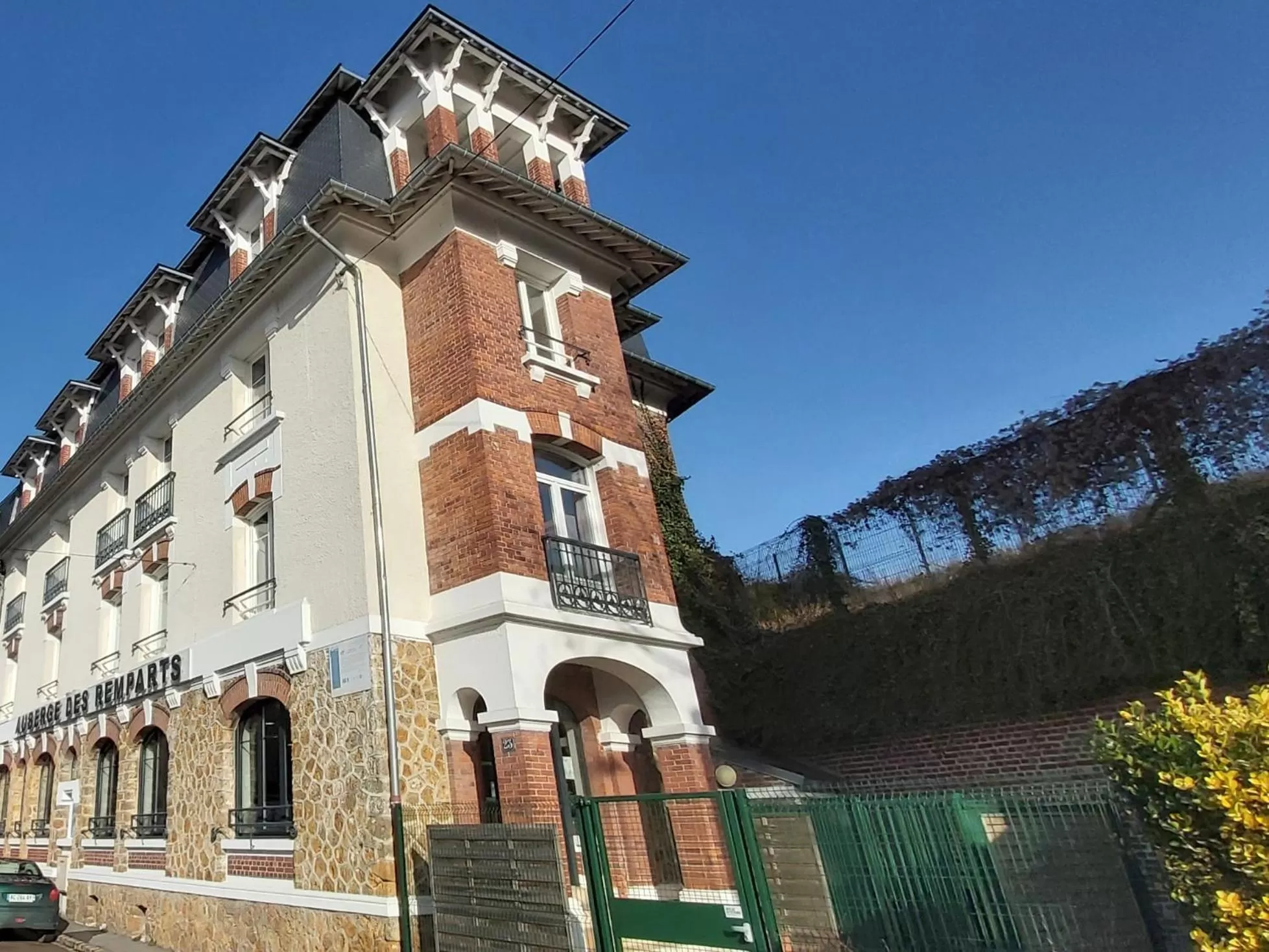 Property building in Auberge des Remparts