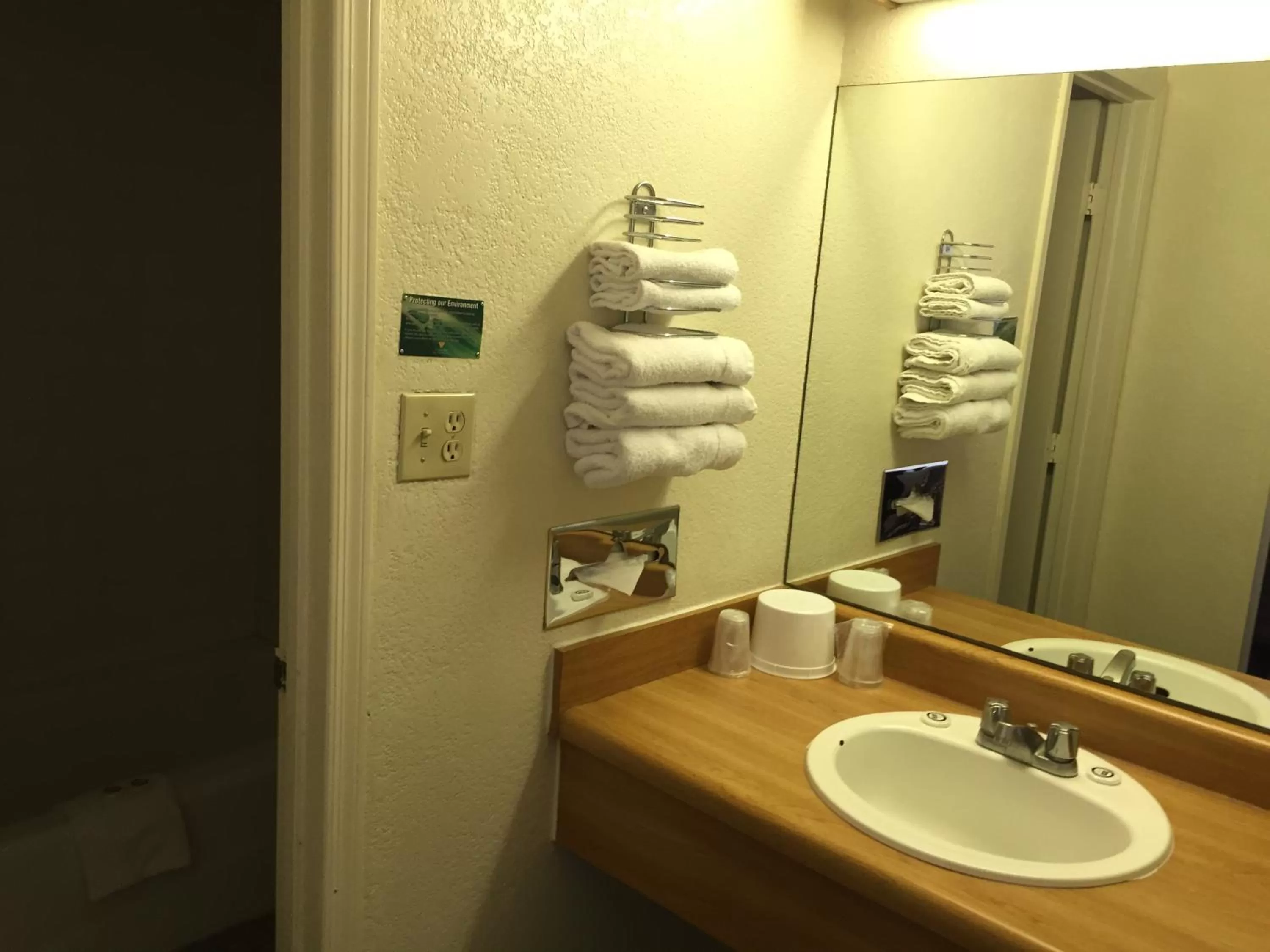 Bathroom in EZ 8 Motel Airporter