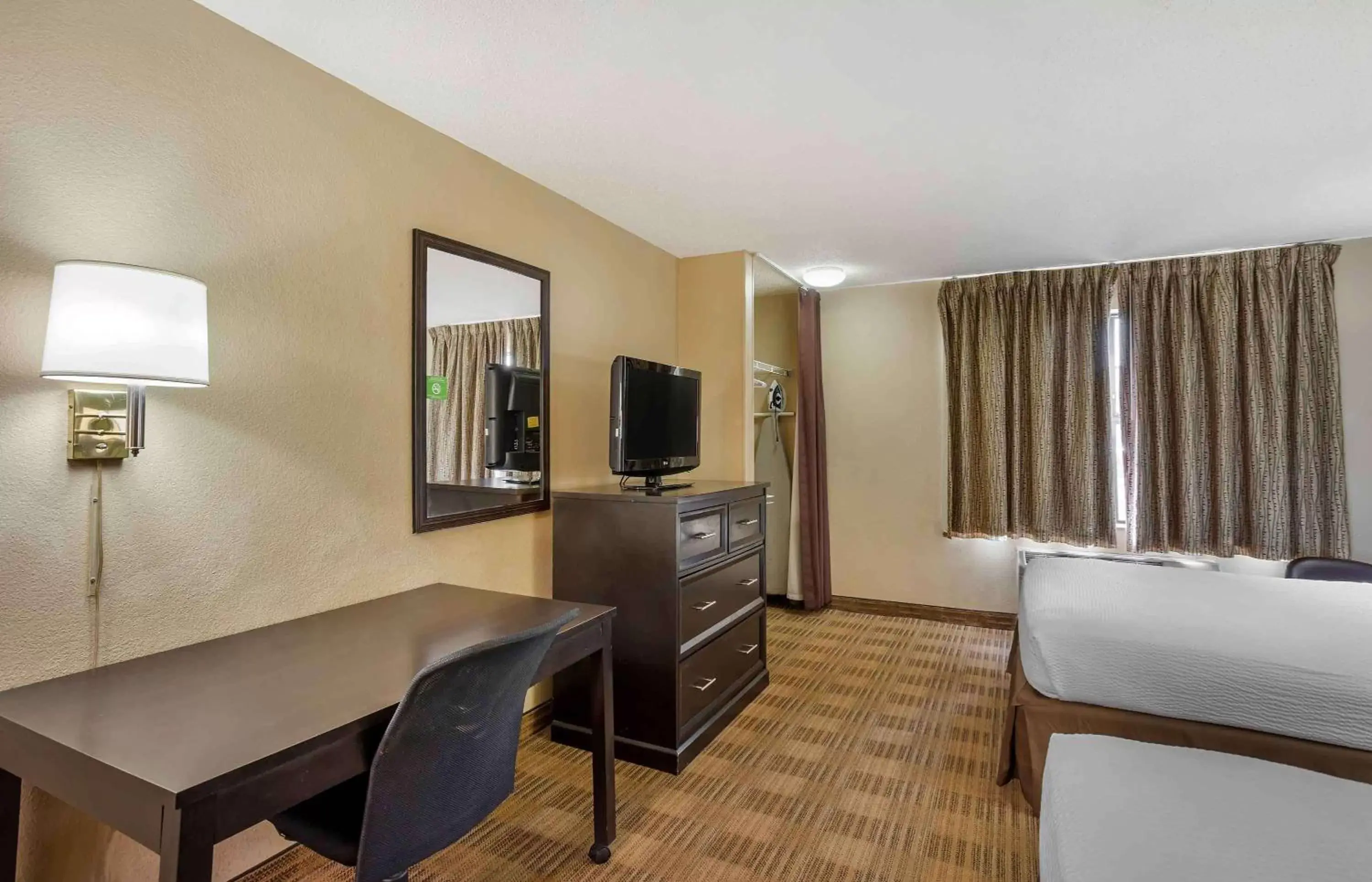Bedroom, TV/Entertainment Center in Extended Stay America Suites - Philadelphia - Horsham - Welsh Rd