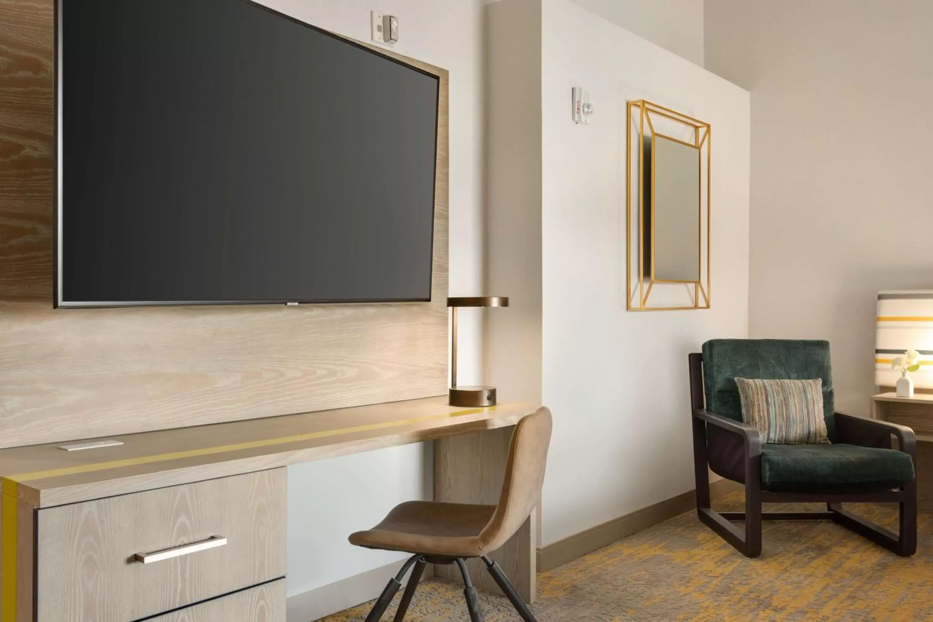 Bedroom, TV/Entertainment Center in DoubleTree by Hilton Campbell - Pruneyard Plaza