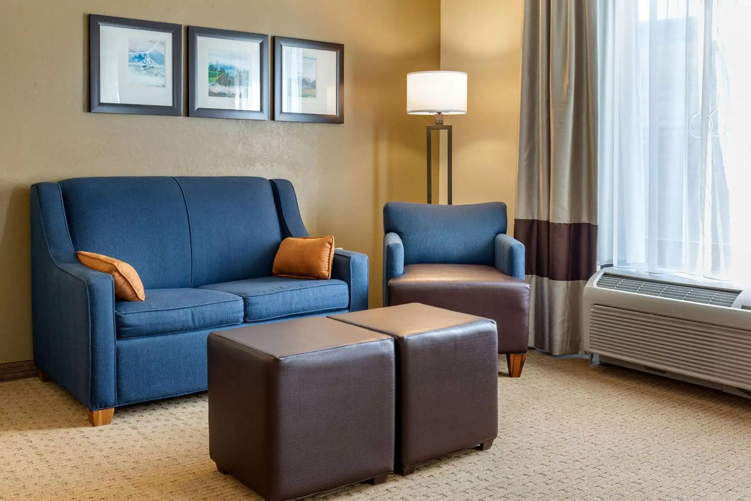 Bedroom, Seating Area in Comfort Suites Amish Country