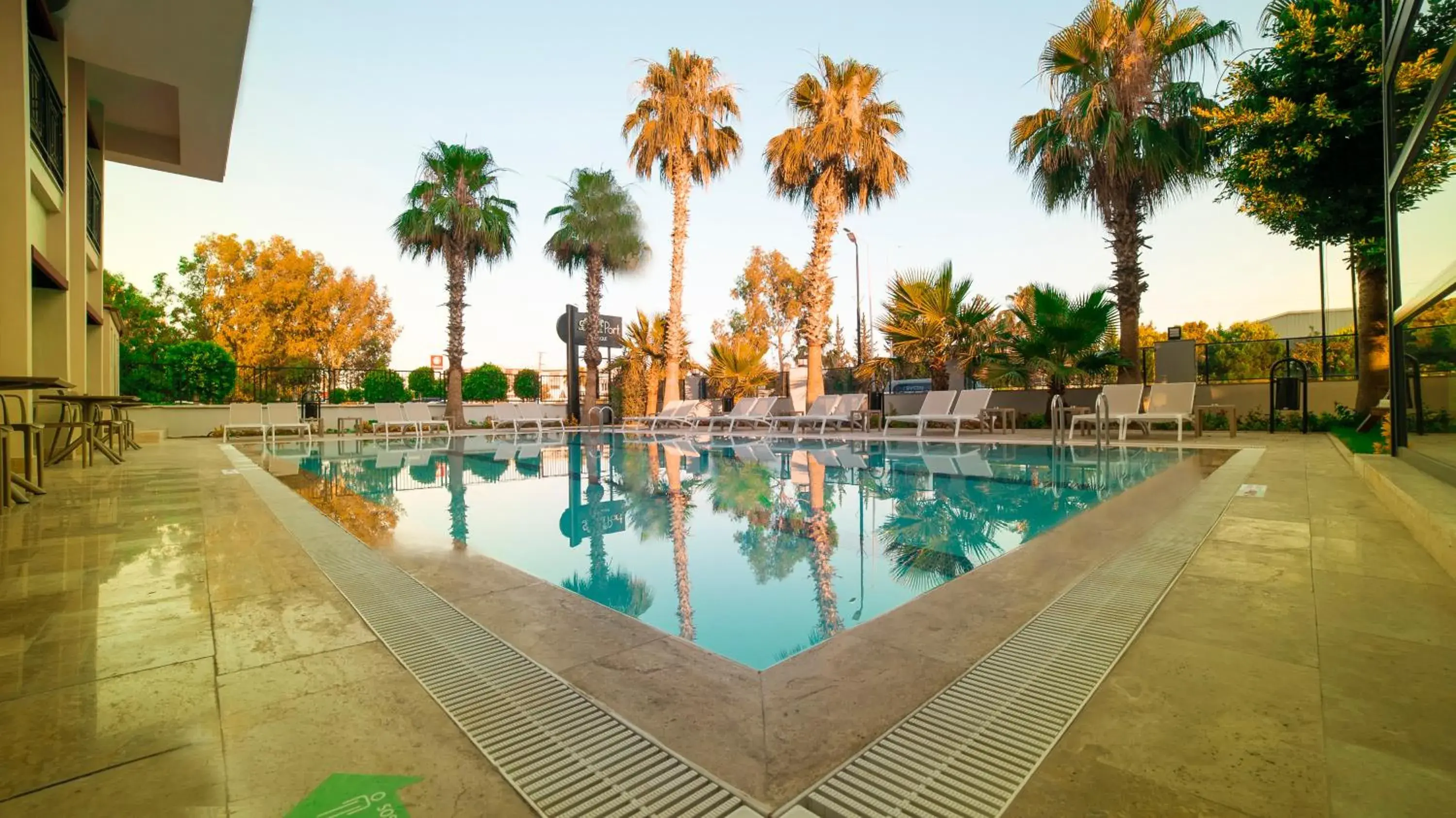 Pool view in Leaf Port Hotel