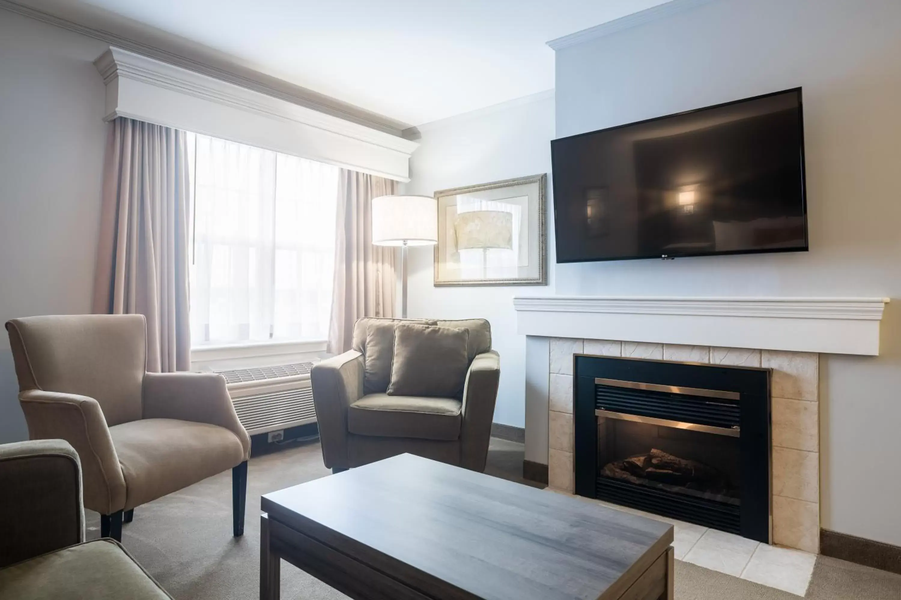 Seating area, TV/Entertainment Center in Amsterdam Inn & Suites Moncton