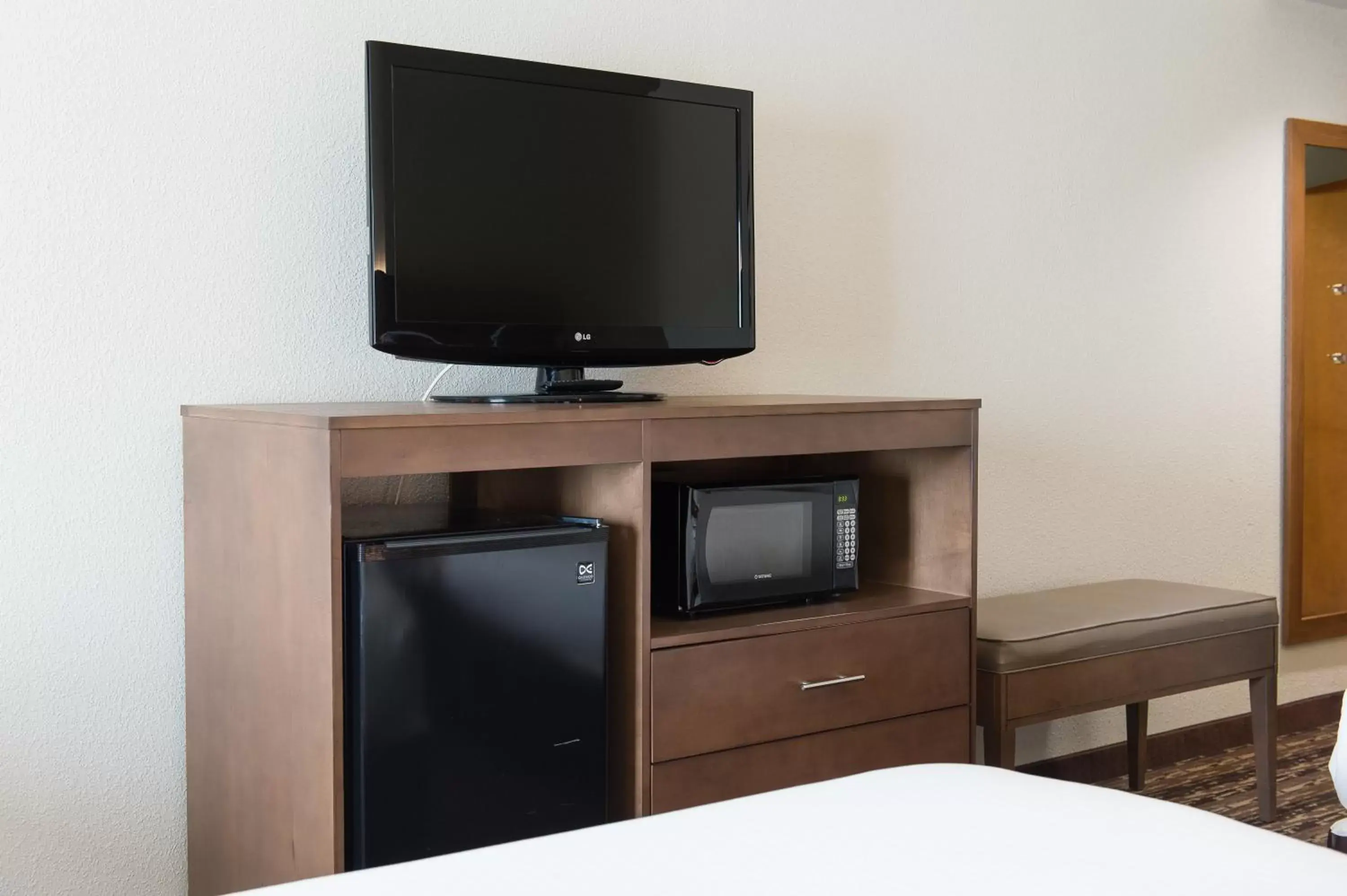 Photo of the whole room, TV/Entertainment Center in Holiday Inn Express & Suites Walterboro, an IHG Hotel