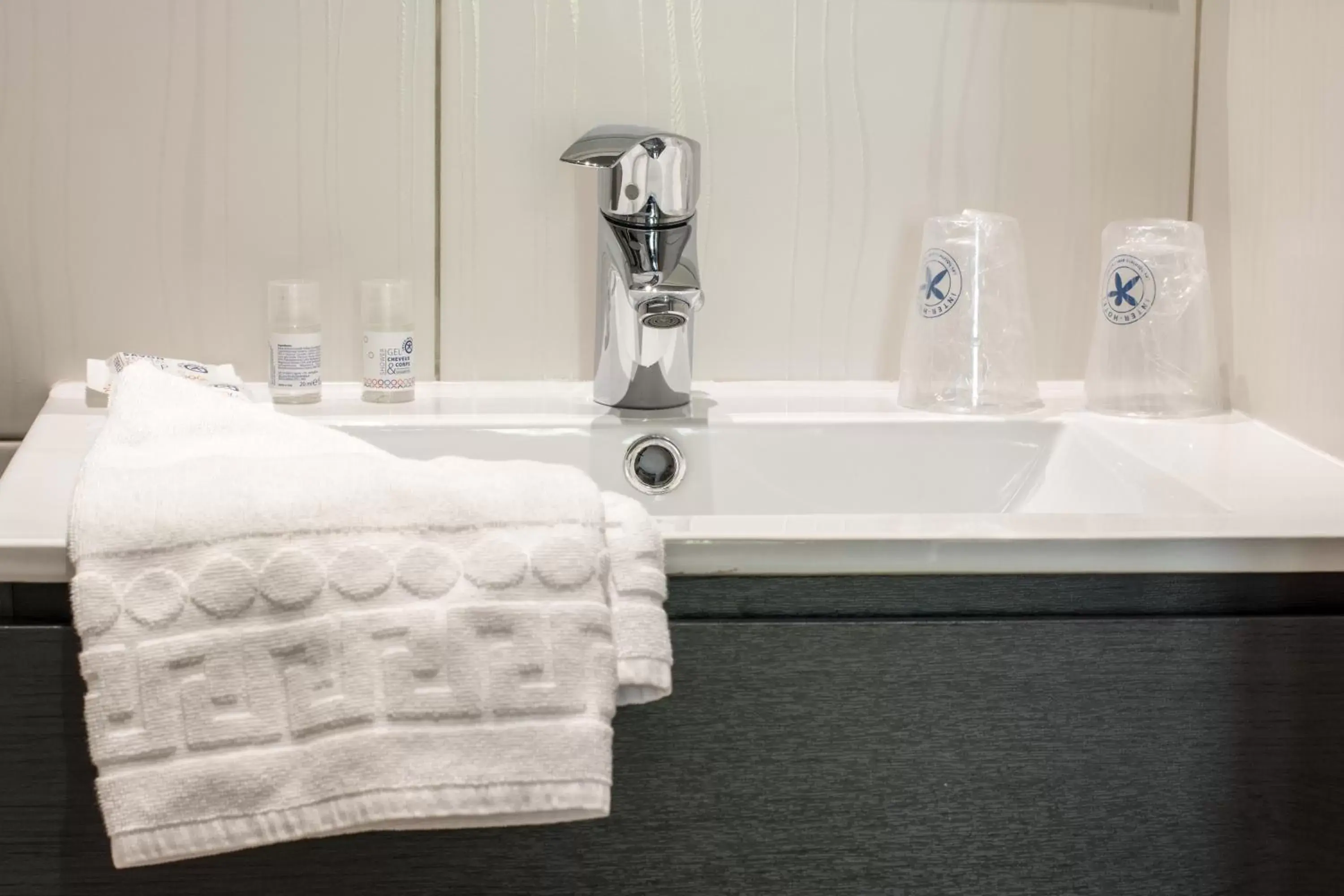 Bathroom in The Originals Boutique, Hôtel Le George , Loches