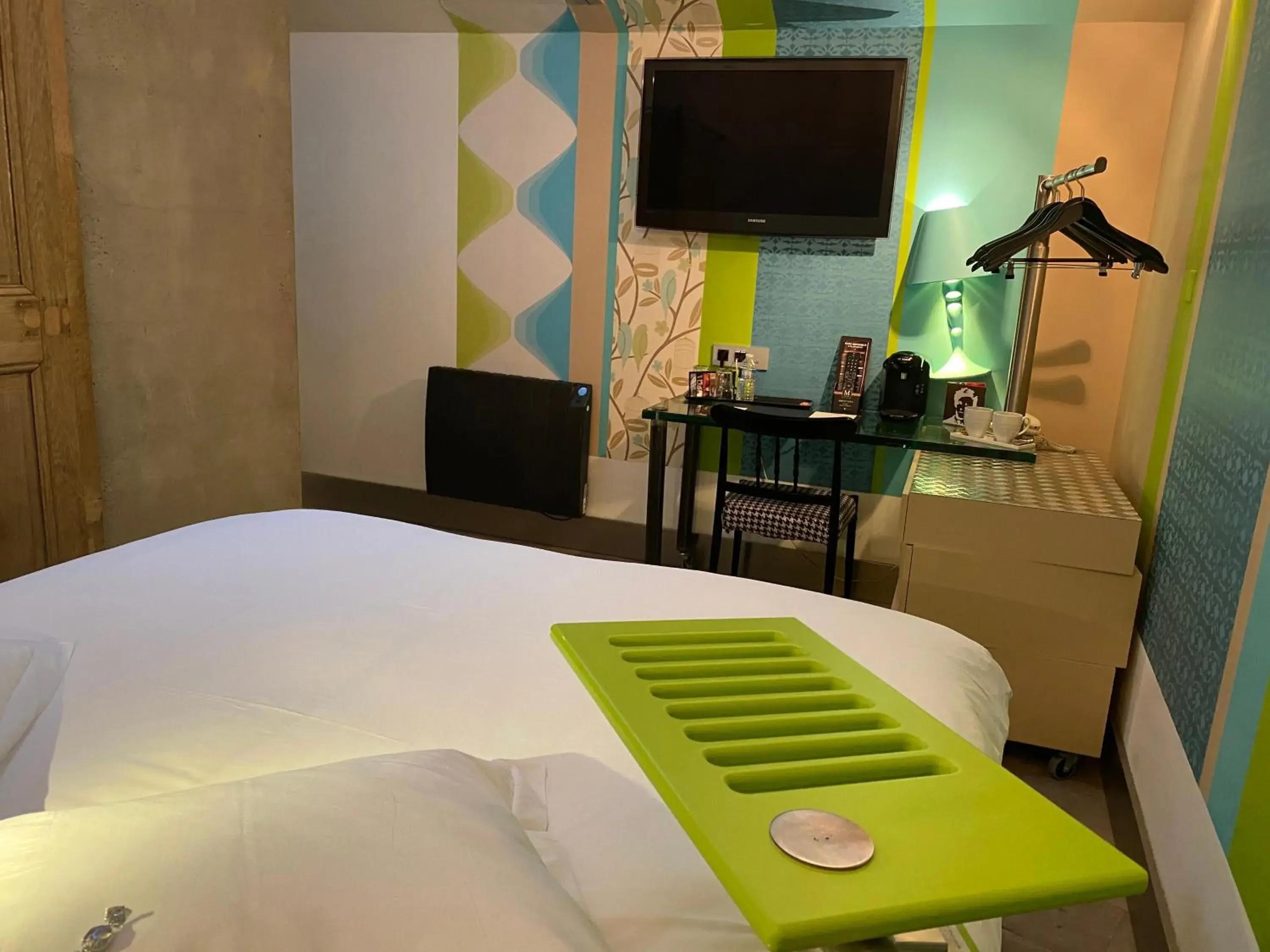 Bed in Hôtel Le Dormeur du Val Bed in Hôtel Le Dormeur du Val