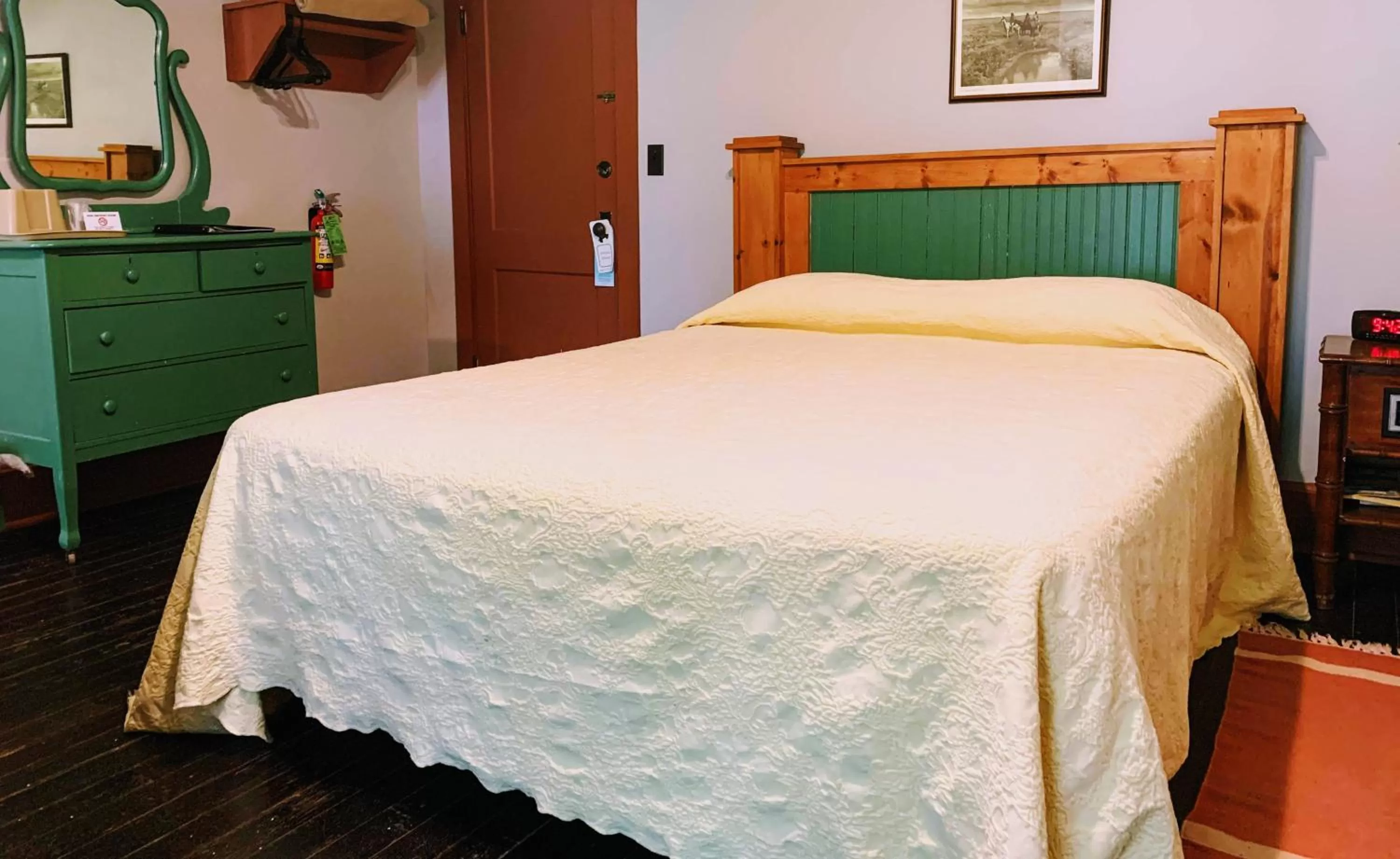 Bedroom, Bed in Lakeside Inn