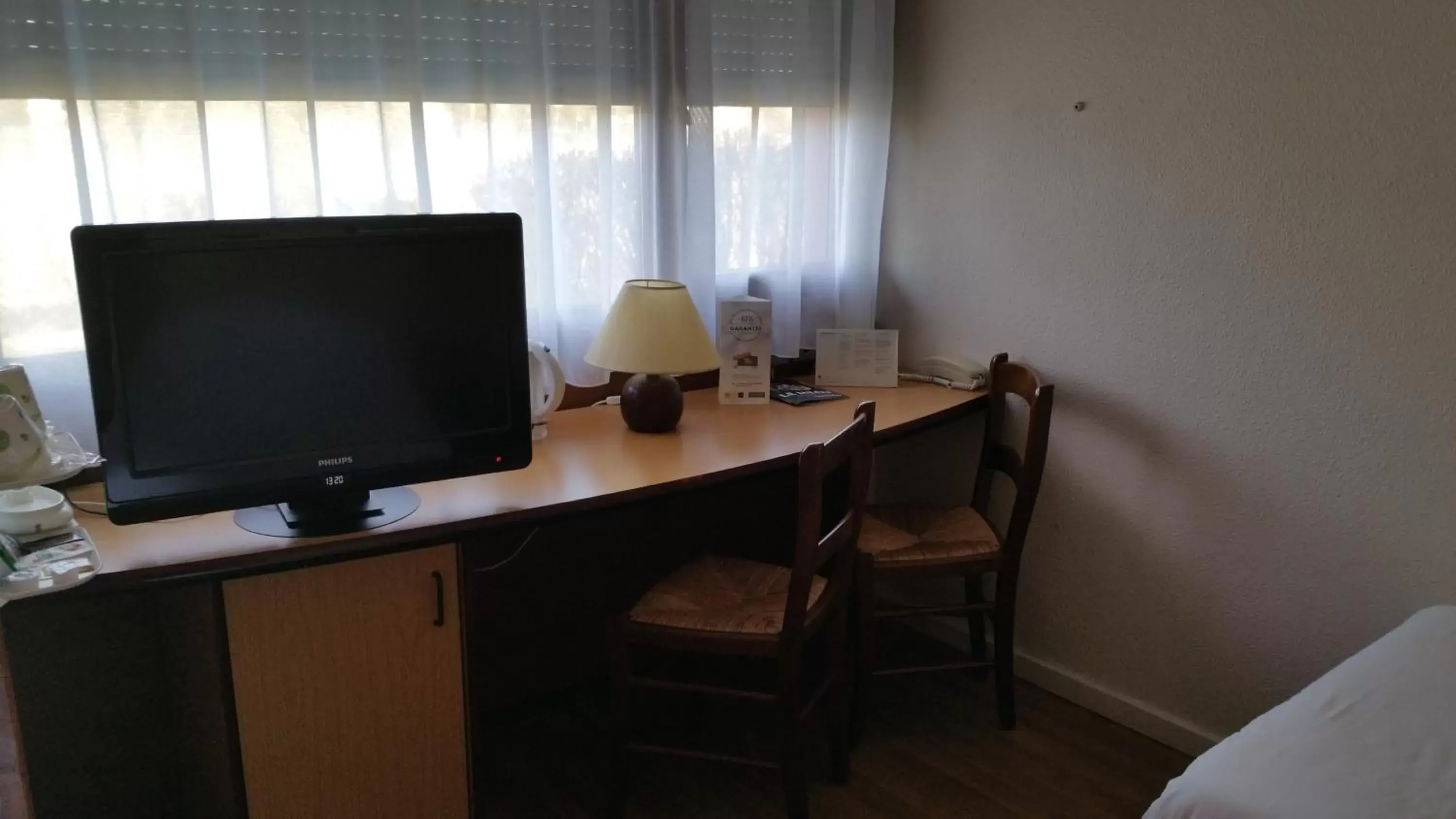 Bed, TV/Entertainment Center in Campanile Rodez