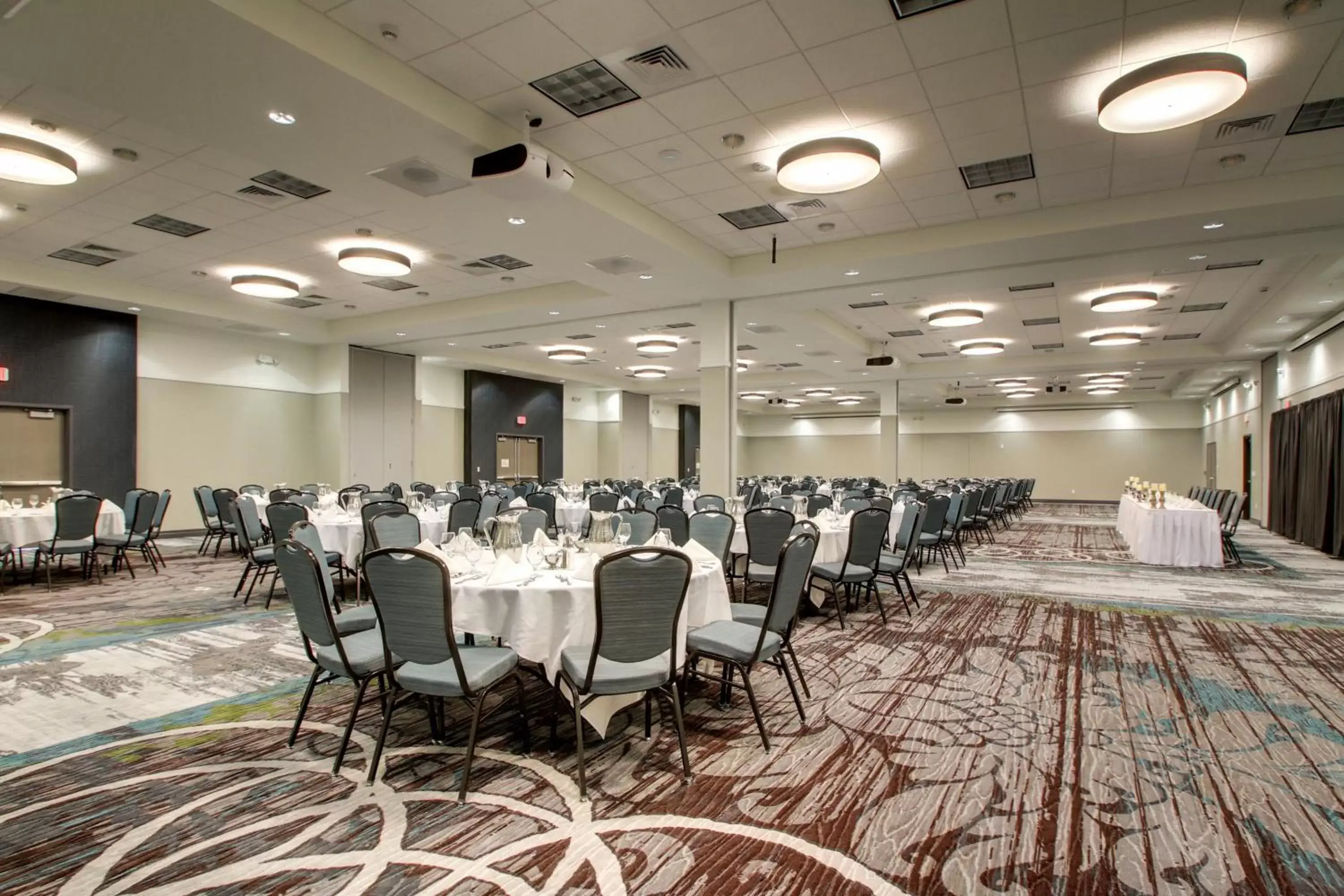 Banquet/Function facilities, Restaurant/Places to Eat in Holiday Inn & Suites Peoria at Grand Prairie, an IHG Hotel