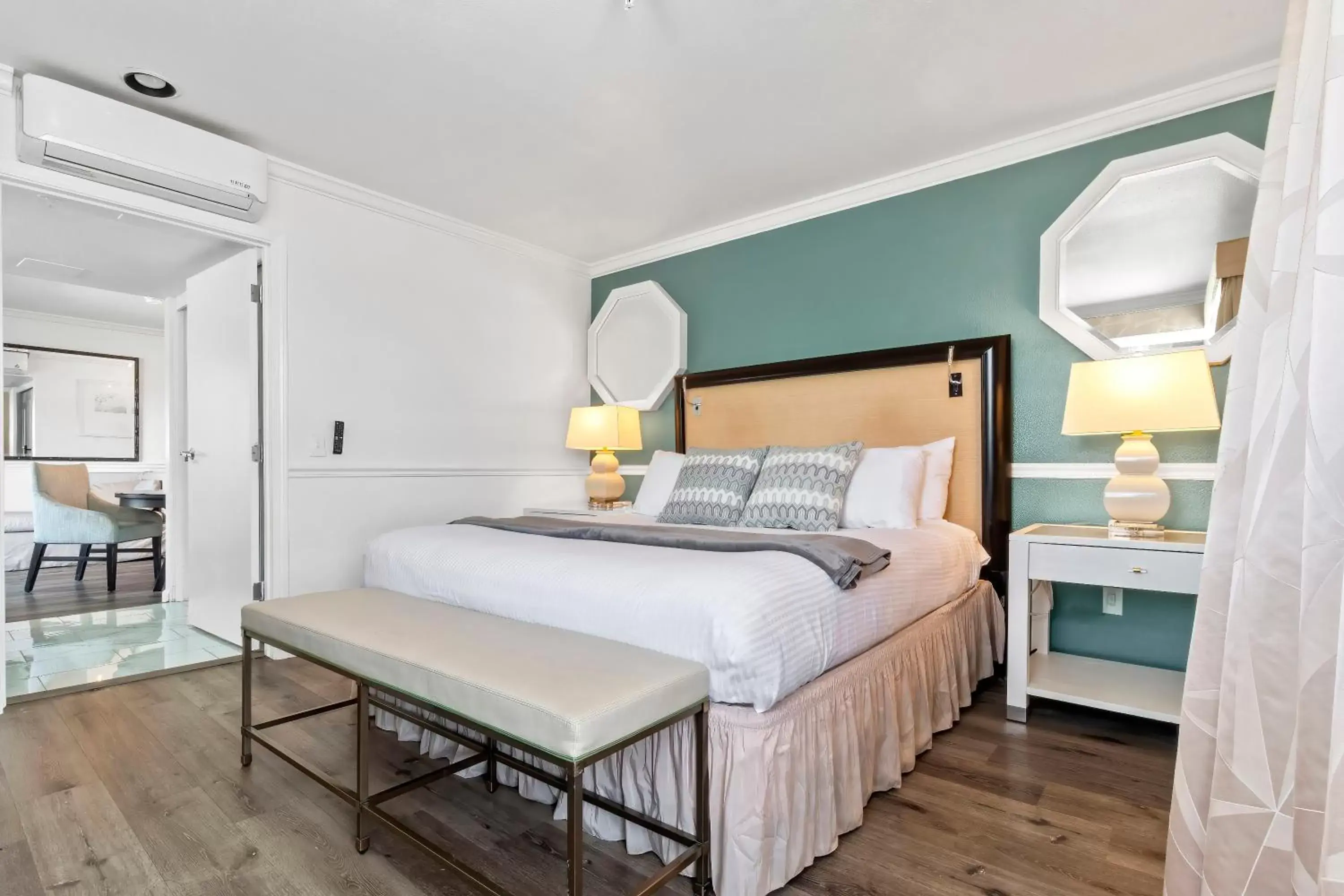 Bedroom, Bed in Ascot Suites Morro Bay