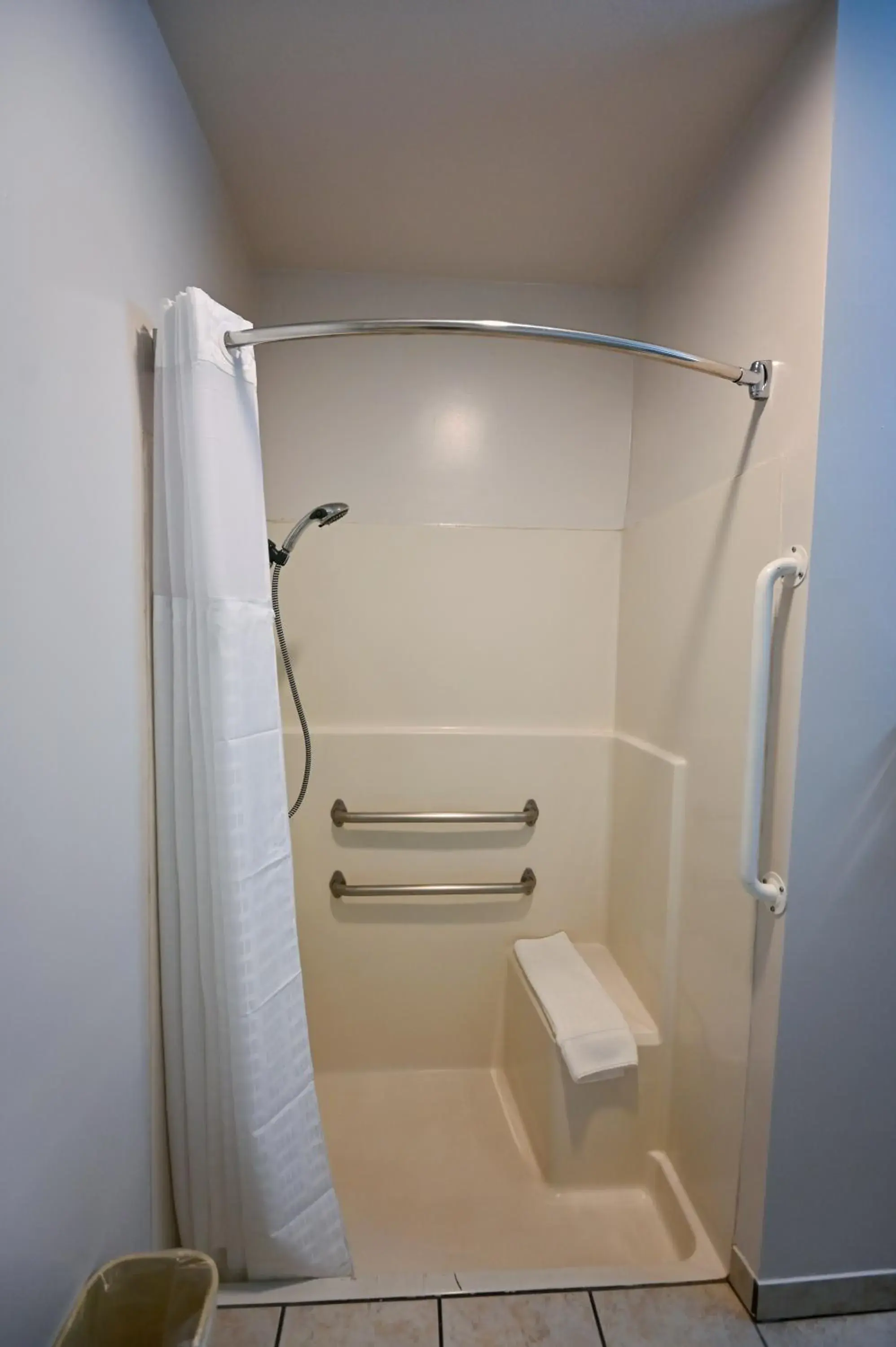 Shower, Bathroom in Comfort Inn Yreka I-5