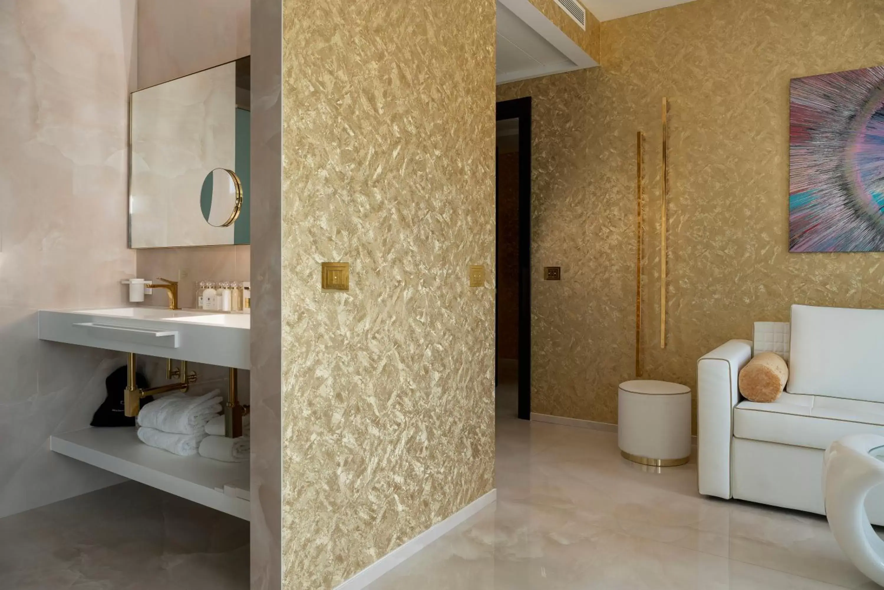 Bathroom in The Promenade Luxury Wellness Hotel