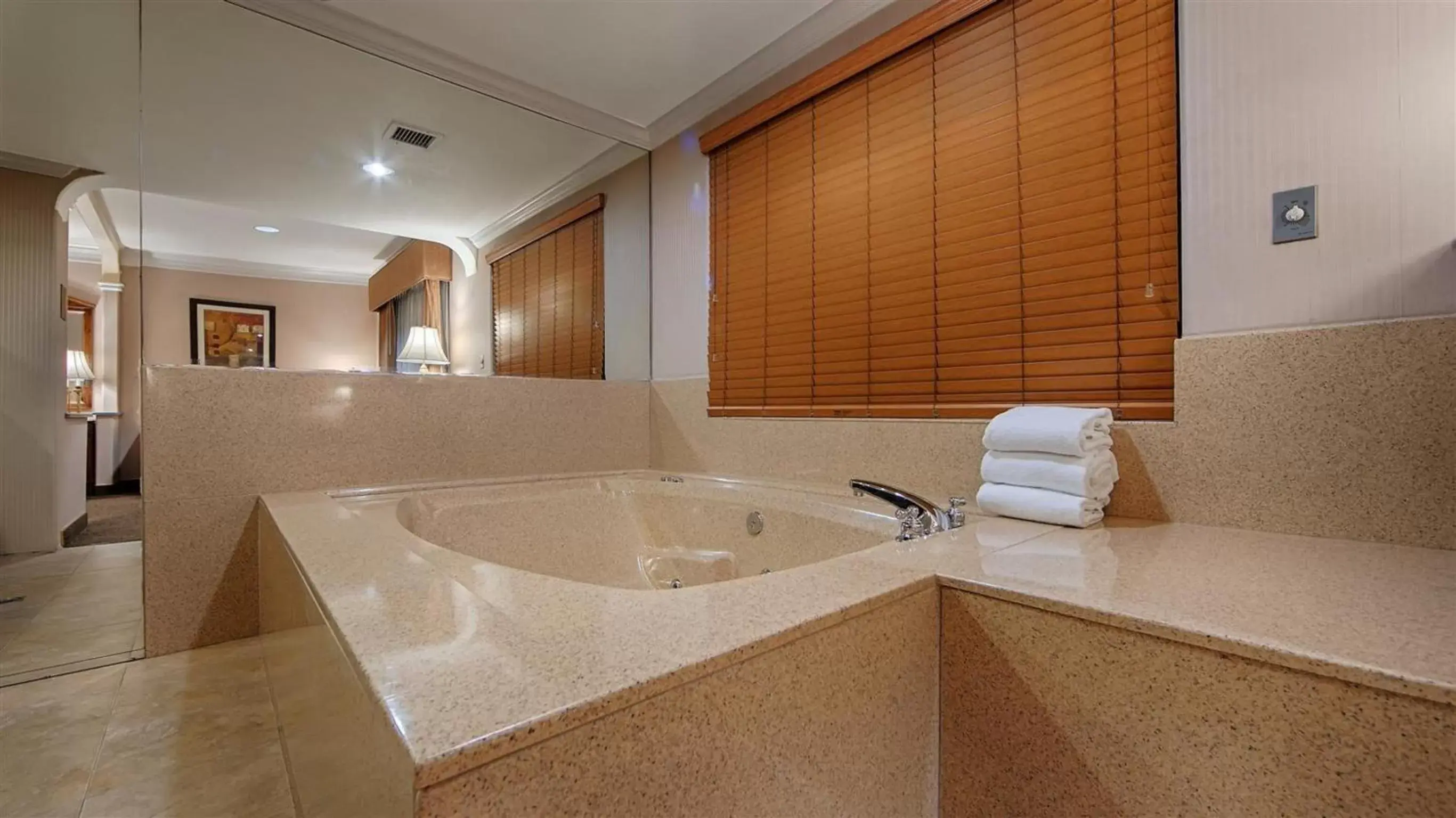 Hot Tub, Bathroom in Best Western Plus Suites Hotel - Los Angeles LAX Airport