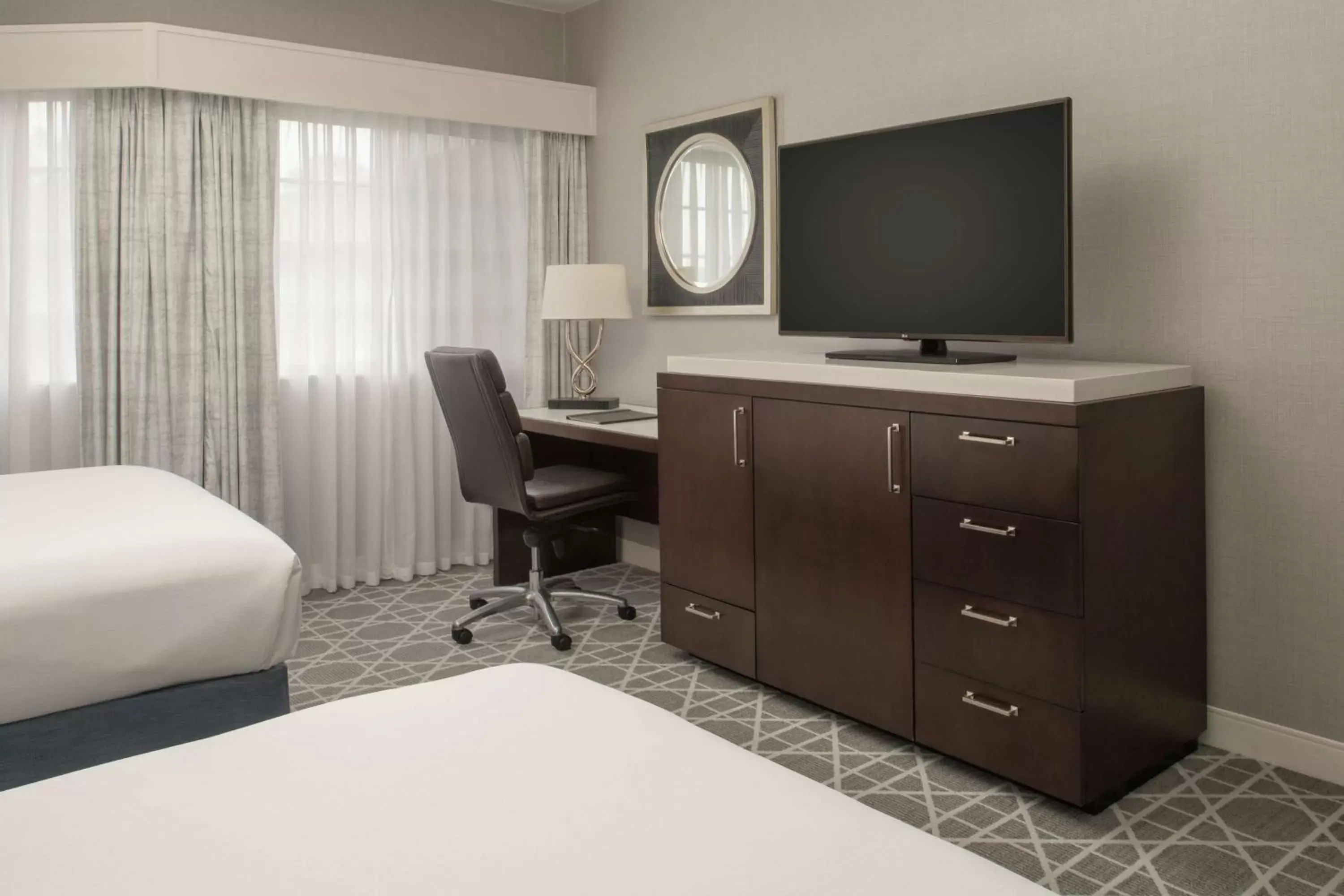 Bedroom, TV/Entertainment Center in Hilton San Diego/Del Mar