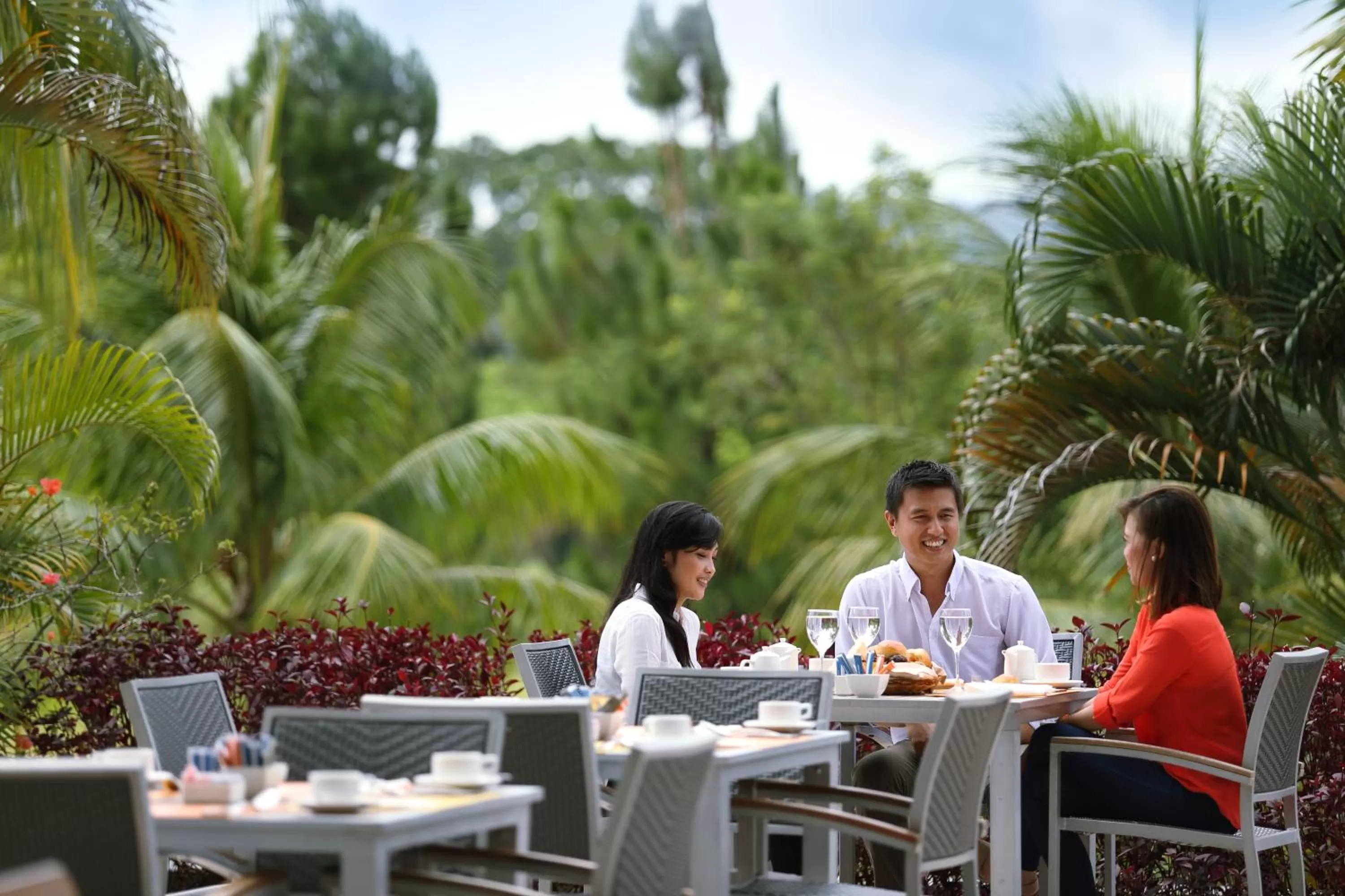 Restaurant/places to eat in Novotel Manado Golf Resort & Convention Center