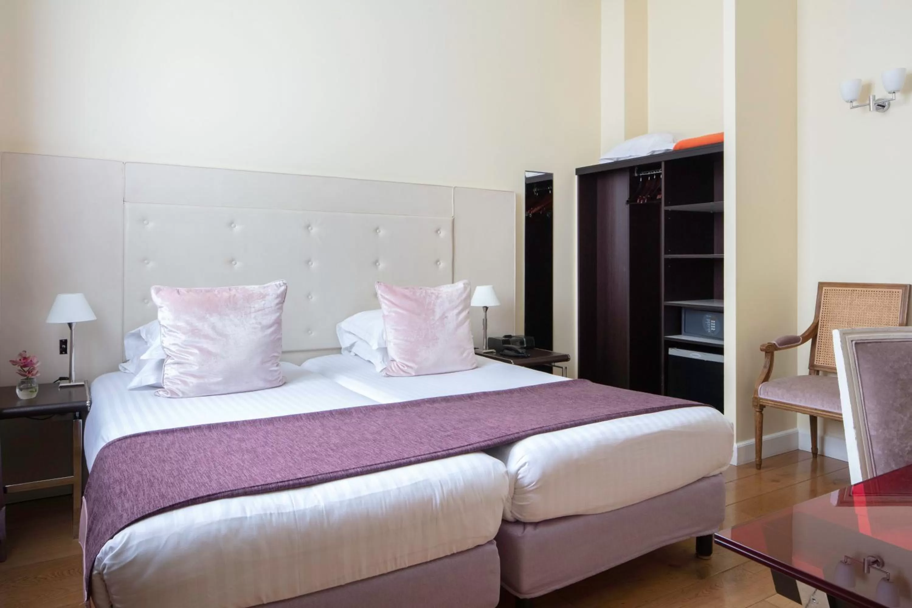 Bed in Le 123 Elysees - Astotel