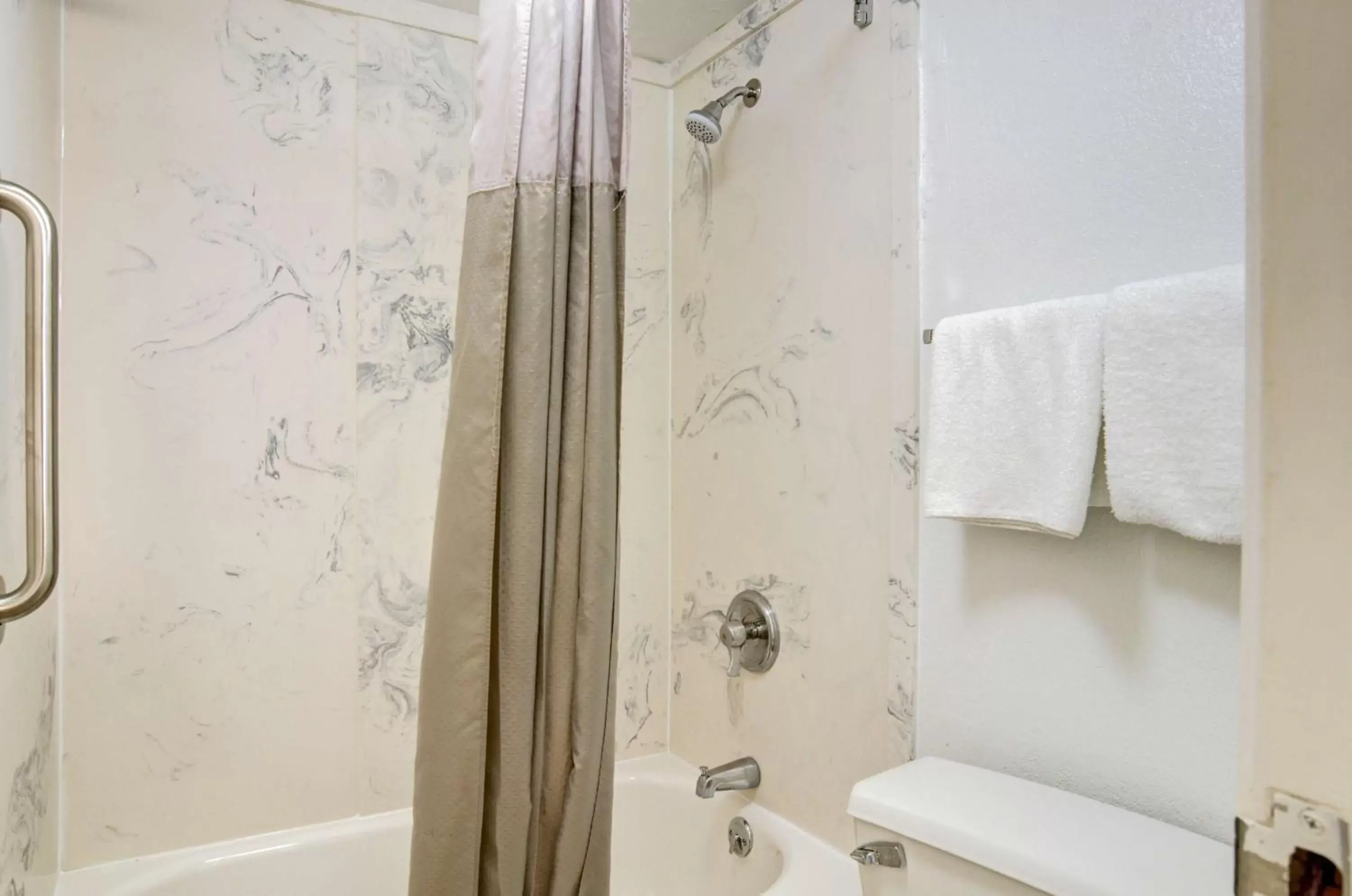 Shower, Bathroom in Motel 6-Greenwood Village, CO - Denver - South Tech Center